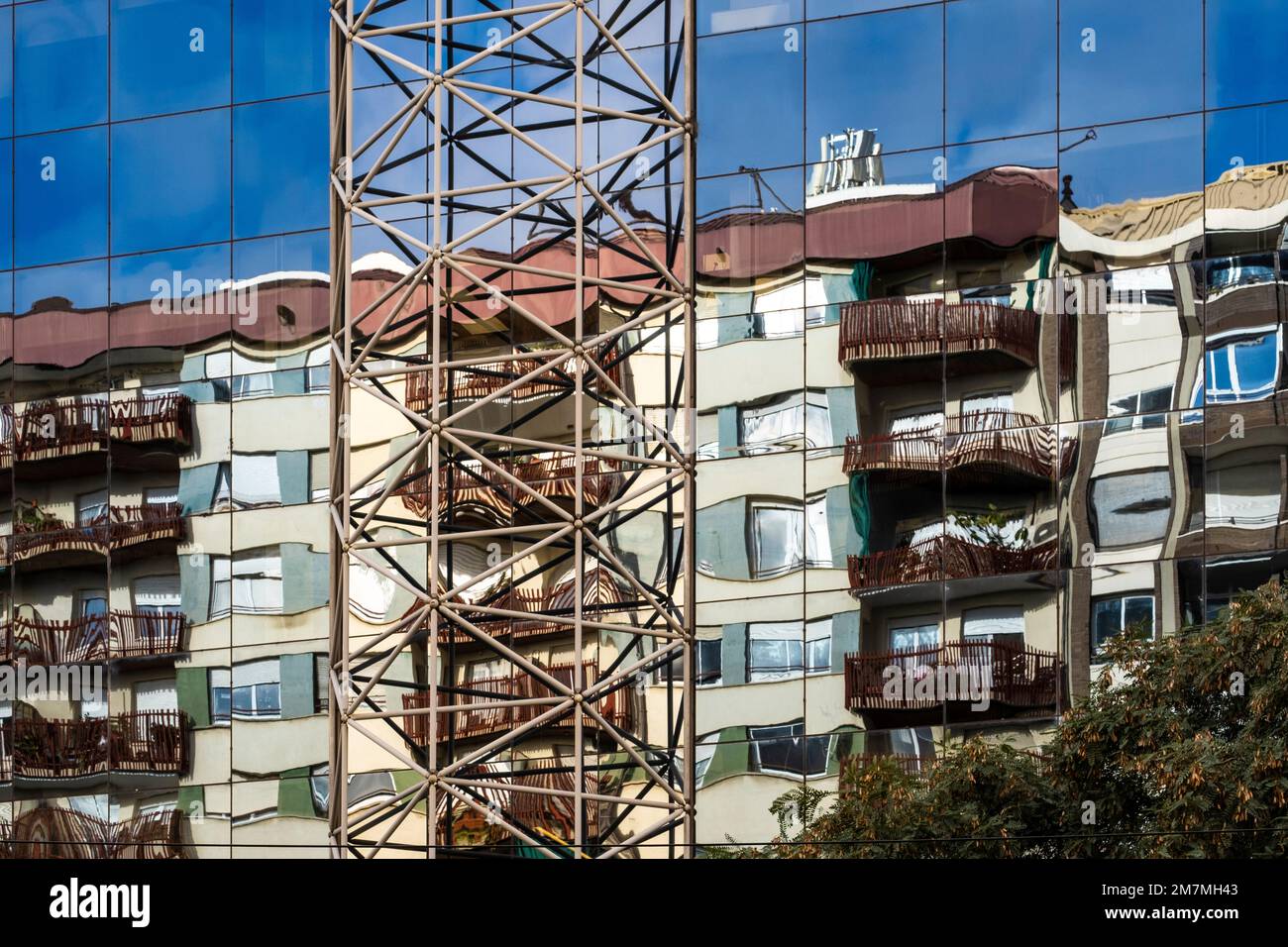 Réflexions dans une façade en miroir dans un bâtiment moderne Banque D'Images