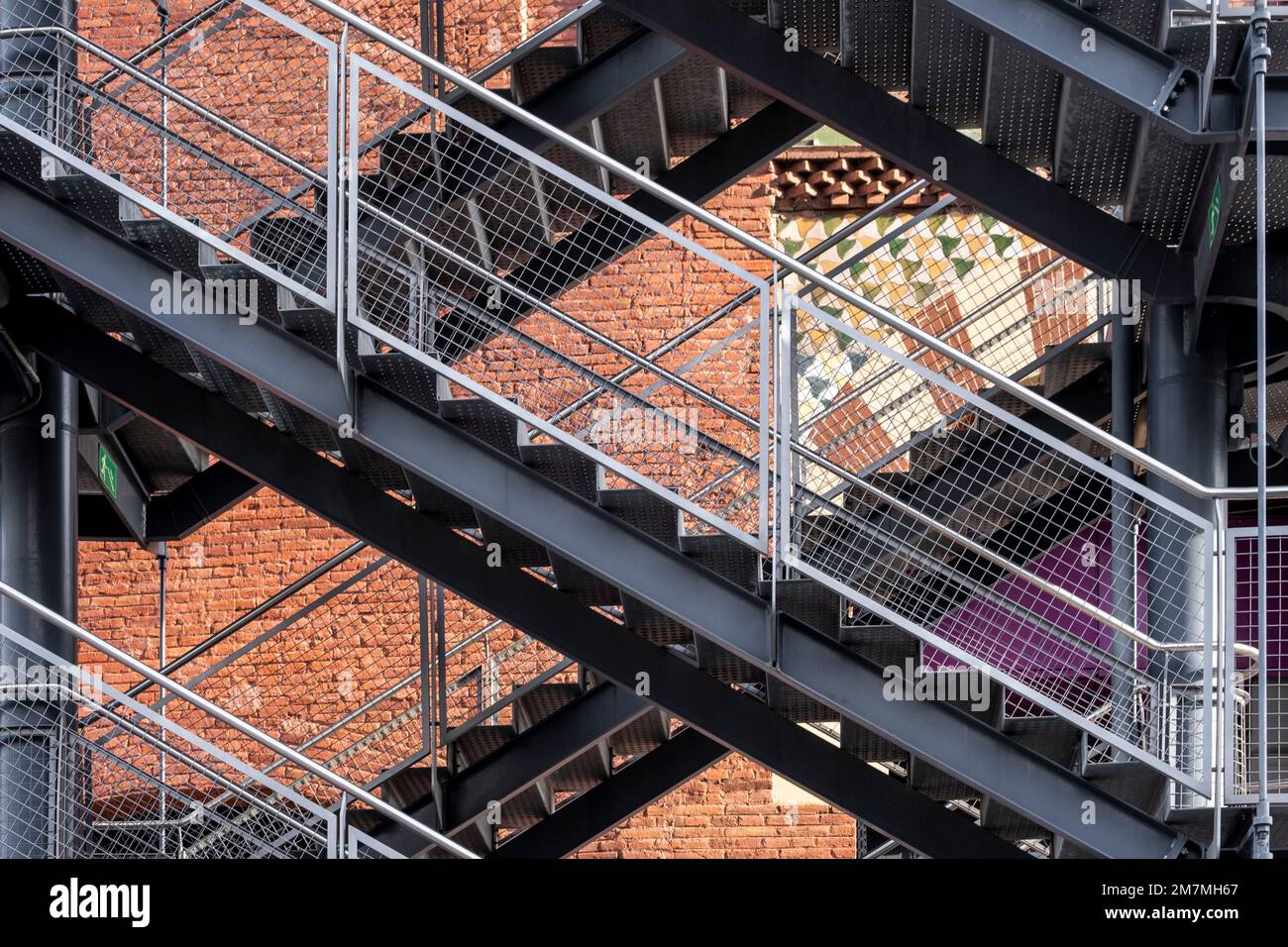 Escaliers Et échelle De Sortie De Secours, En Métal, Sur Un Immeuble De  Brique Résidentiel Moderne Nord-américain Typique De Mont Image stock -  Image du nordique, américain: 140844923