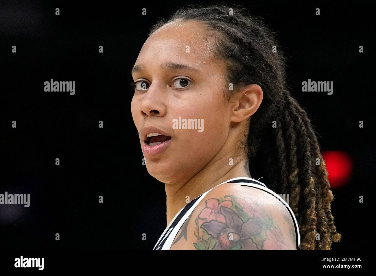 FILE - Phoenix Mercury center Brittney Griner during the first half of Game 2 of basketball's WNBA Finals against the Chicago Sky, Oct. 13, 2021, in Phoenix. Russia has freed WNBA star Brittney Griner in a dramatic high-level prisoner exchange, with the U.S. releasing notorious Russian arms dealer Viktor Bout. (AP Photo/Rick Scuteri, File) Banque D'Images