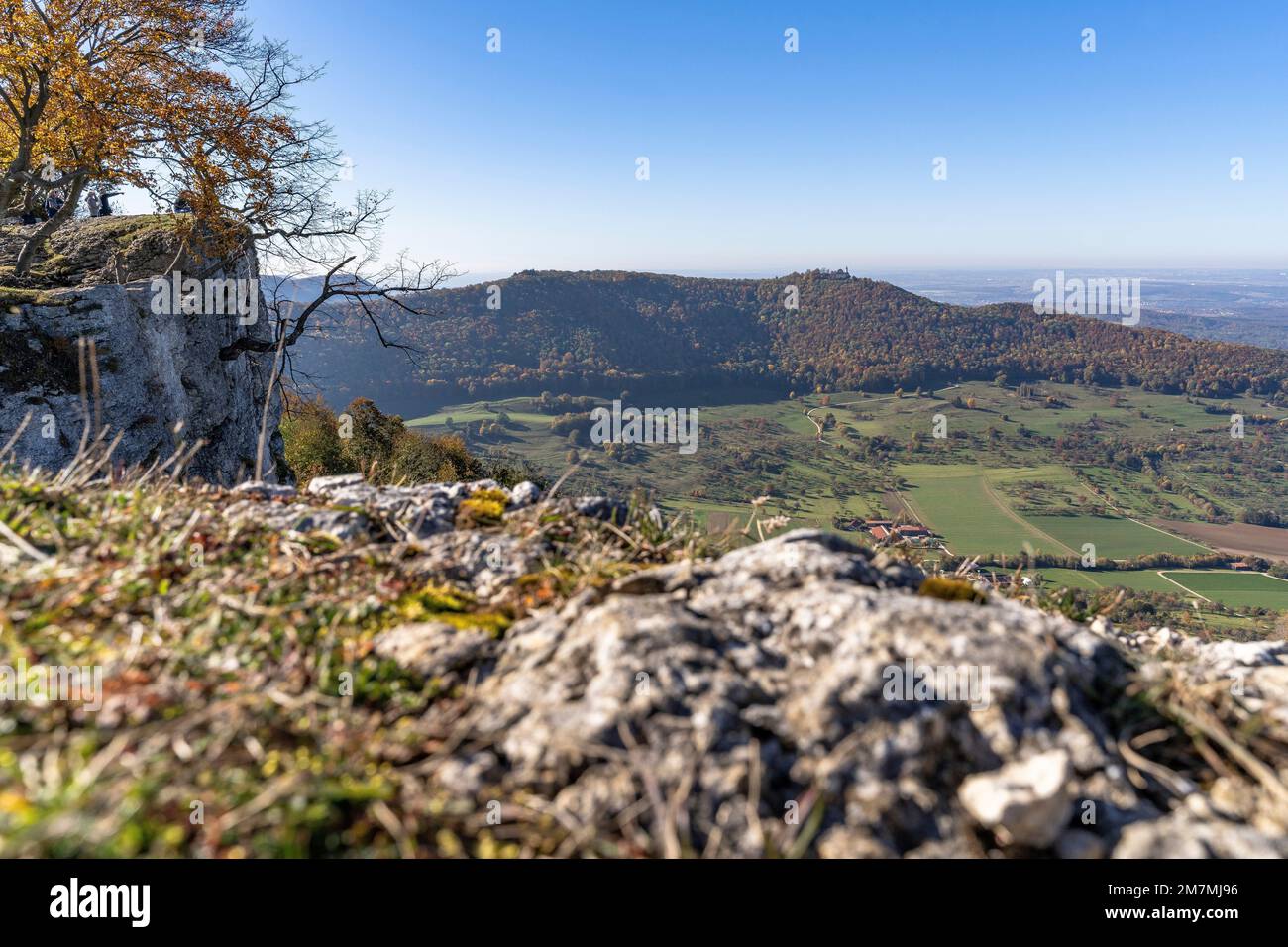 Europe, Allemagne, Allemagne du Sud, Bade-Wurtemberg, Alb souabe, Bissingen an der Teck, vue de Breitenstein sur la foreland Alb jusqu'au château de Teck sur la montagne de Teckberg Banque D'Images