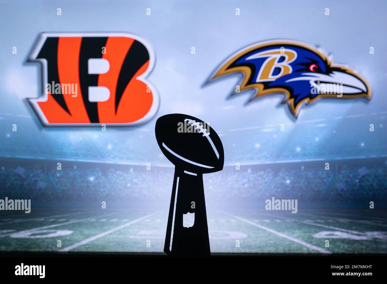 CINCINNATI, États-Unis, 10 JANVIER 2023 : Baltimore Ravens contre Cincinnati Bengals. NFL Wild Card Round 2023, Silhouette of Vince Lombardi Trophée for the winn Banque D'Images