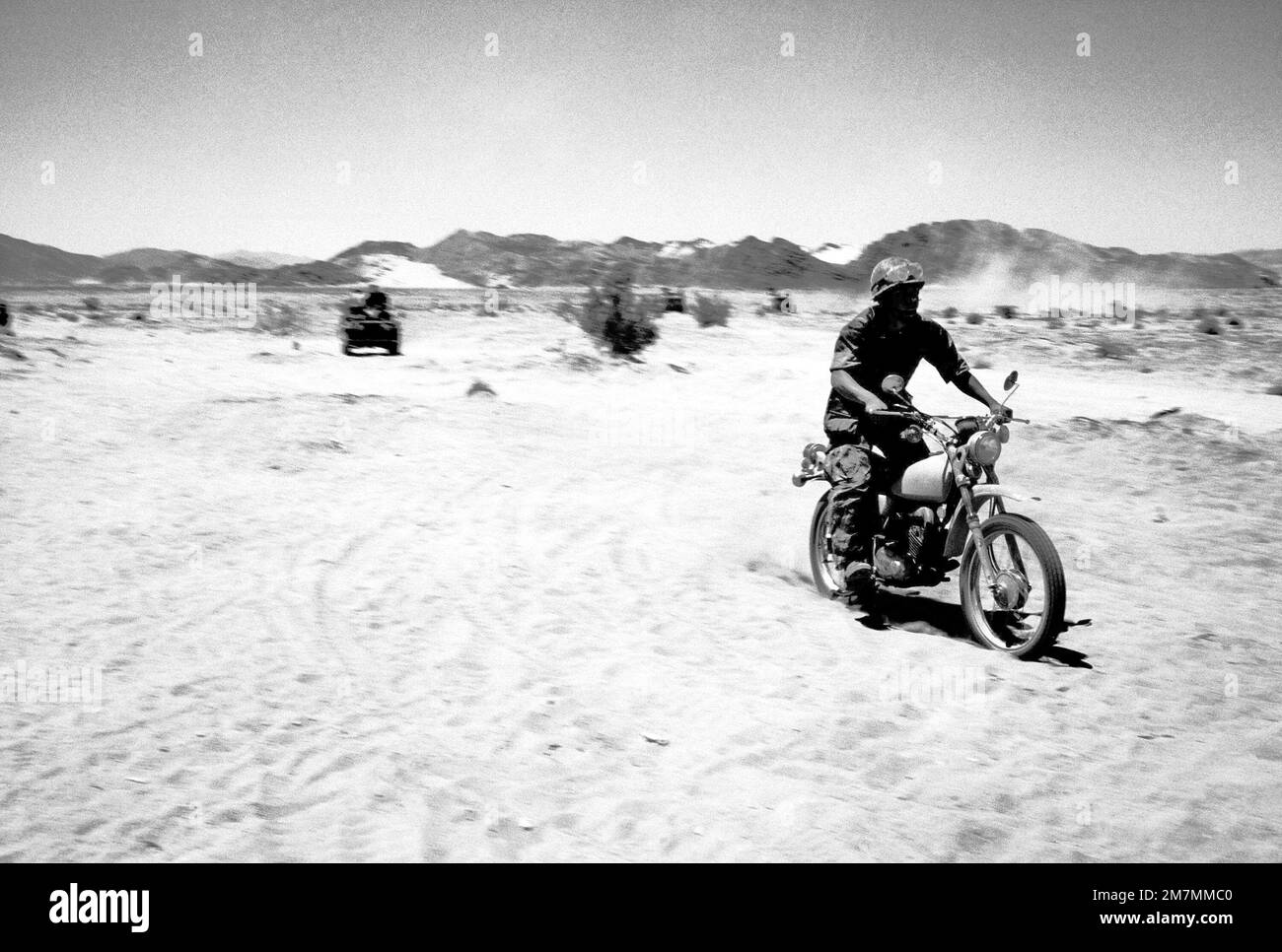 Un scout de moto Marine mène une patrouille de jeep à travers le désert de Mojave pendant l'exercice BRAVE SHIELD XVI Sujet opération/série: BRAVE SHIELD XVI base: Twentynine Palms État: Californie (CA) pays: États-Unis d'Amérique (USA) Banque D'Images