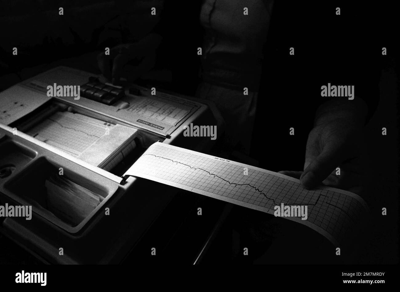 Vue d'un appareil EKG (électro-électrocardiographe) utilisé pour mesurer la puissance électrique du cœur afin de détecter d'éventuelles anomalies. Base: Yokota Air base pays: Japon (JPN) Banque D'Images