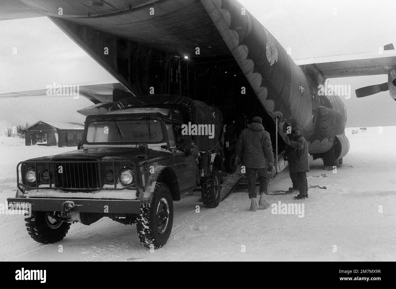 Les aviateurs déchargent un camion d'un avion C-130 Hercules. Base: Bodo Air Station pays: Norvège (NOR) Banque D'Images