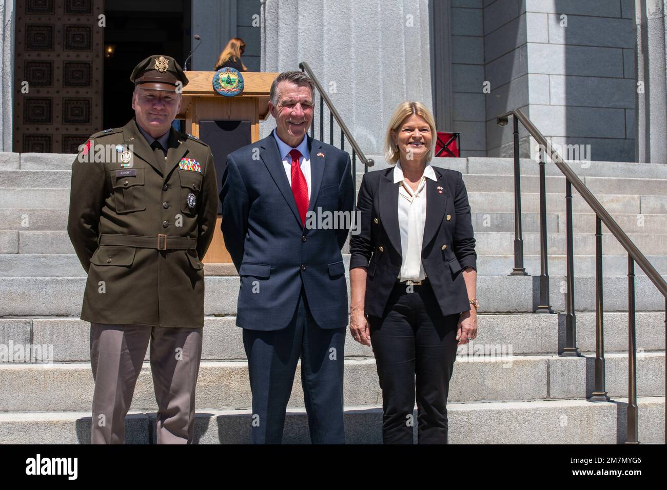 Le gouverneur du Vermont, Phil B. Scott, le ministre de la Défense de la République d'Autriche, Klaudia Tanner, et le général de division Gregory Knight Adjutant général de la Garde nationale du Vermont se sont réunis à la Maison d'État pour souligner le début officiel de leur partenariat militaire lors d'une cérémonie de signature à Montpelier, Vermont, 11 mai, 2022. Le partenariat d’État du Bureau de la Garde nationale a débuté en 1993 et comprend maintenant plus de 90 pays et gardes nationaux d’État. Le Vermont a également commencé à établir des partenariats avec la Macédoine du Nord en 1993 et le Sénégal en 2008. Banque D'Images