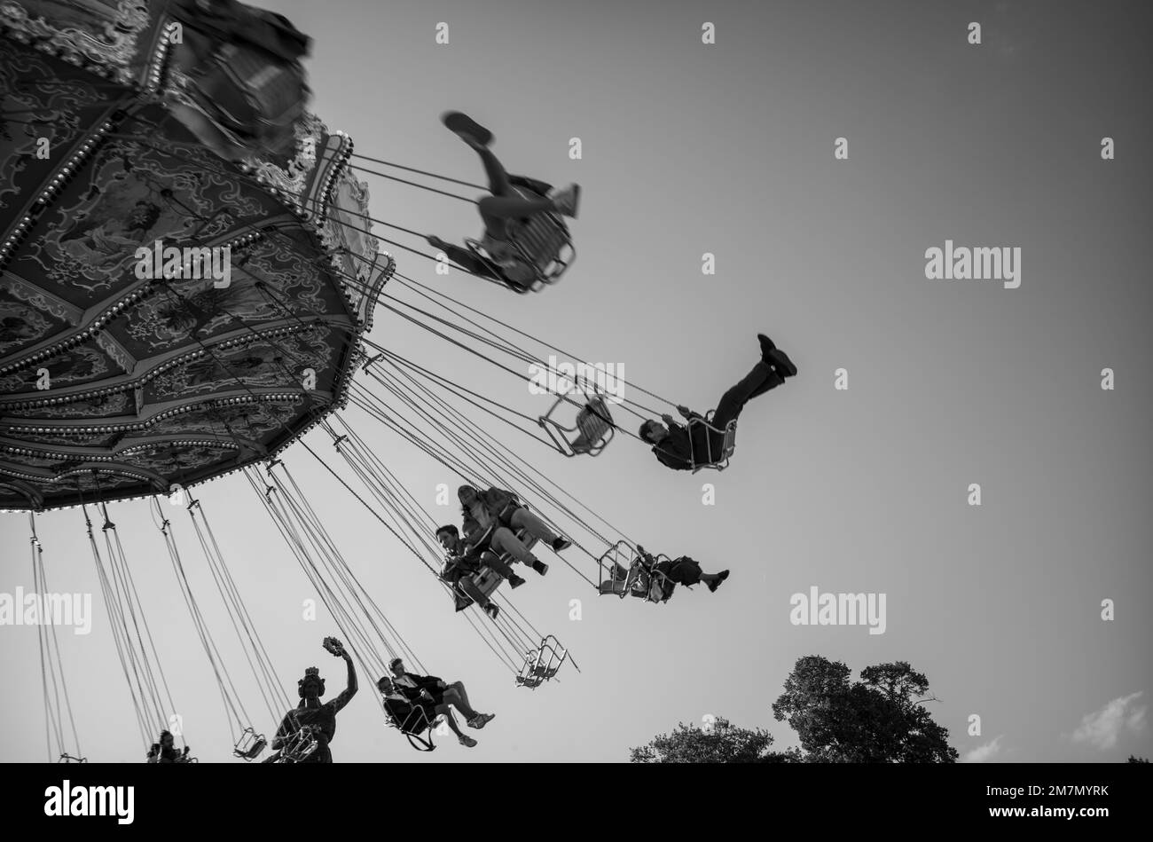 Oktoberfest, Wiesn, Munich, Bavière, fête folklorique, carrousel à chaînes, noir et blanc Banque D'Images
