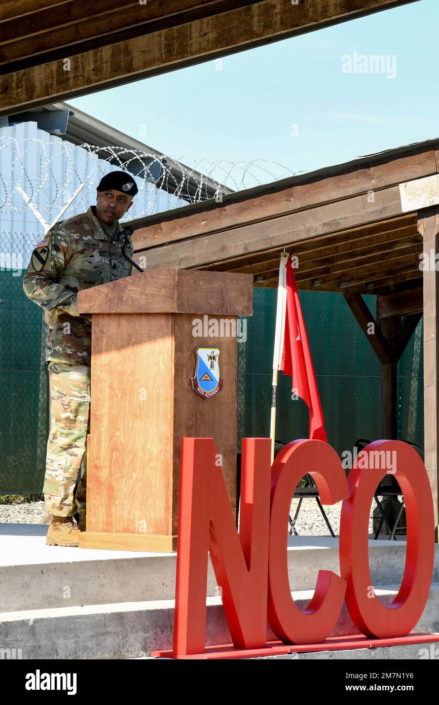 ÉTATS-UNIS Le Sgt. Maj. James R. Holmes III, commandant de l'Académie des officiers non commissionnés de l'Armée de terre de 7th, prononce un discours lors du cours de base des chefs (CLB) de 006-22 à l'AOC 7th du Commandement de l'instruction de l'Armée de terre, à Grafenwoehr, en Allemagne, au 11 mai 2022. La mission de l'AOC de l'Armée de terre de 7th consiste à former et à former de futurs leaders qui sont adaptatifs, disciplinés et prêts à diriger efficacement au niveau de l'équipe et de l'équipe. Banque D'Images