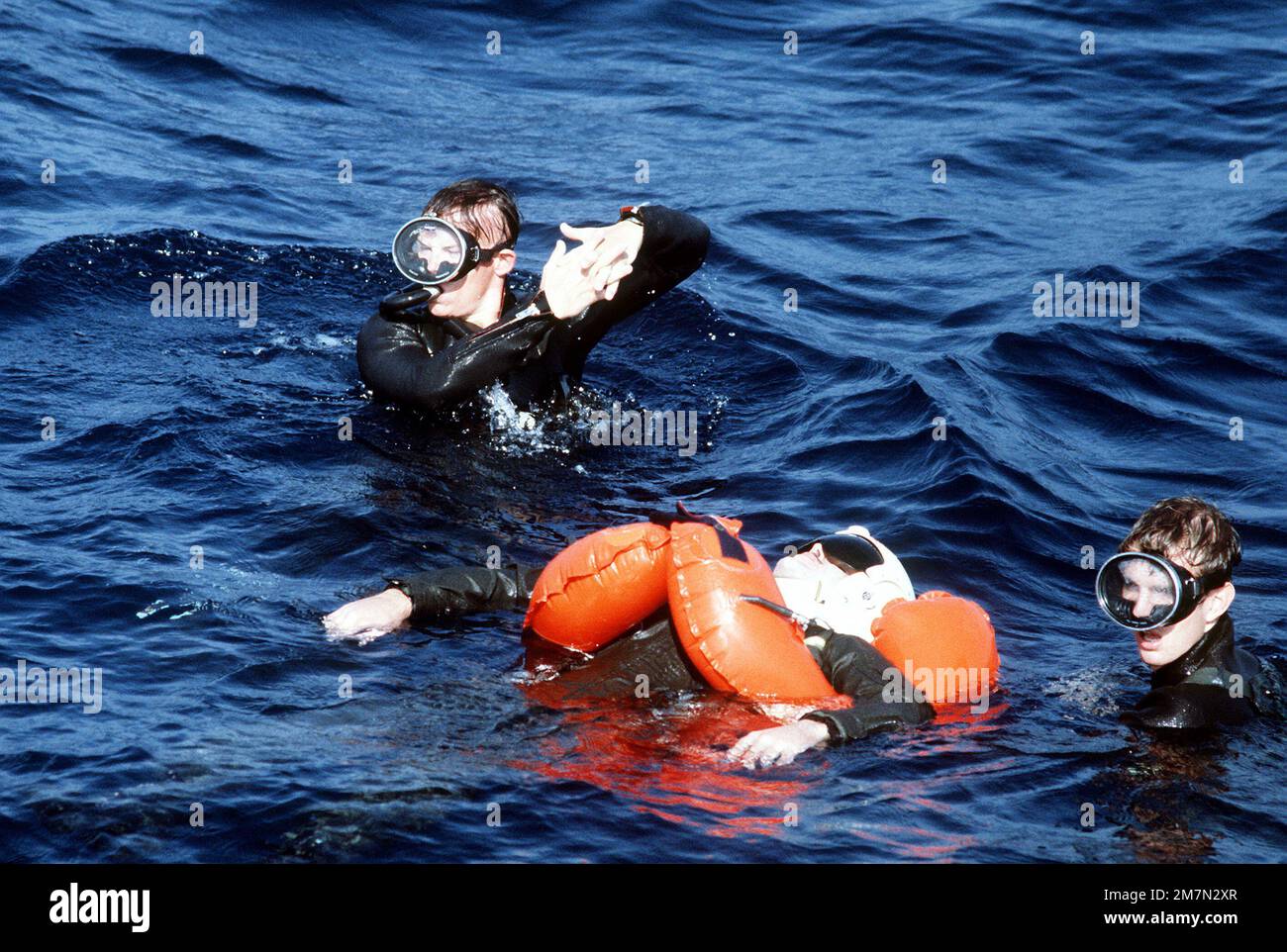 Un parasecouriste de l'escadron de sauvetage et de redressement aérospatial 55th, Eglin AFB, Floride, signale qu'une portée doit être déposée d'un hélicoptère survolant à proximité. L'exercice de sauvetage en mer est en cours de préparation pour une production cinématographique. Pays: Golfe du Mexique Banque D'Images