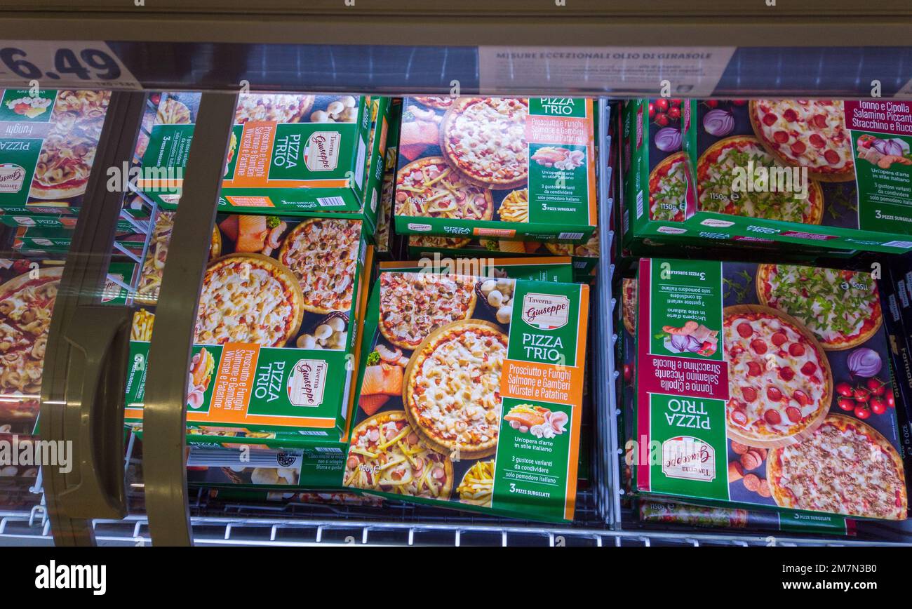 Italie - 08 janvier 2023: pizzas précuites congelées italiennes en carton avec photos de différents types de pizzas dans comptoir réfrigéré en haut vi Banque D'Images