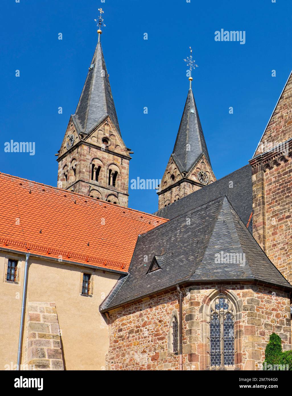 Europe, Allemagne, Hesse, Comté de Schwalm-Eder, ville Fritzlar, Route des maisons à colombages allemandes, cathédrale de Fritzlar, église de l'abbaye bénédictine de Saint-Jean Pierre, vue du sud avec bâtiment abbatiale Banque D'Images