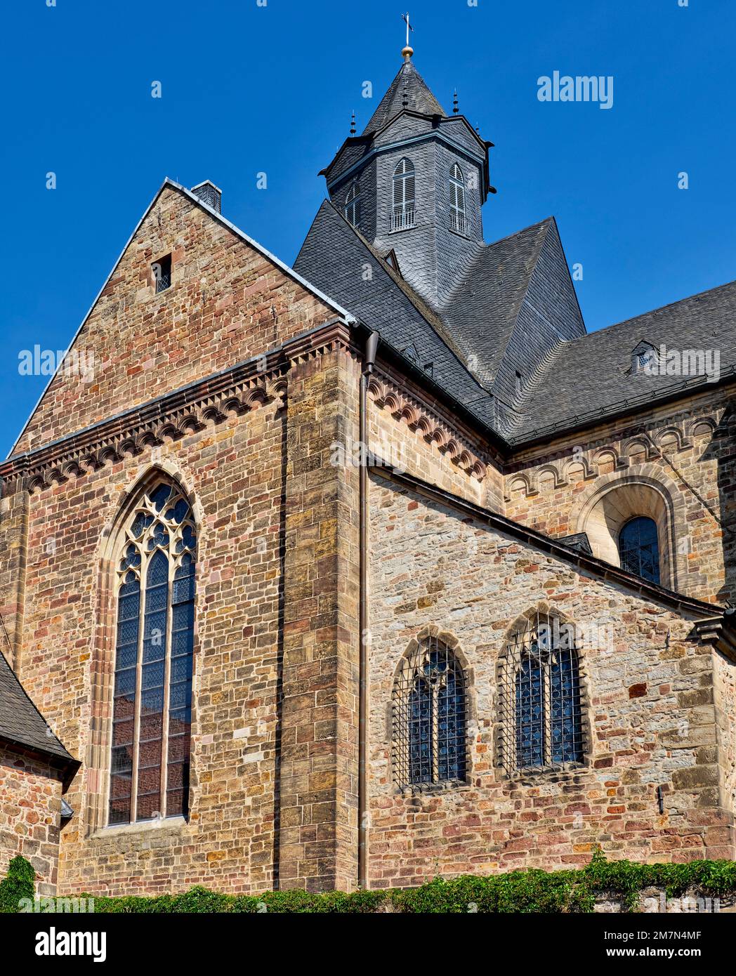 Europe, Allemagne, Hesse, Comté de Schwalm-Eder, ville Fritzlar, Route des maisons à colombages allemandes, cathédrale de Fritzlar, église de l'abbaye bénédictine de Saint-Jean Pierre, vue du sud avec bâtiment abbatiale Banque D'Images