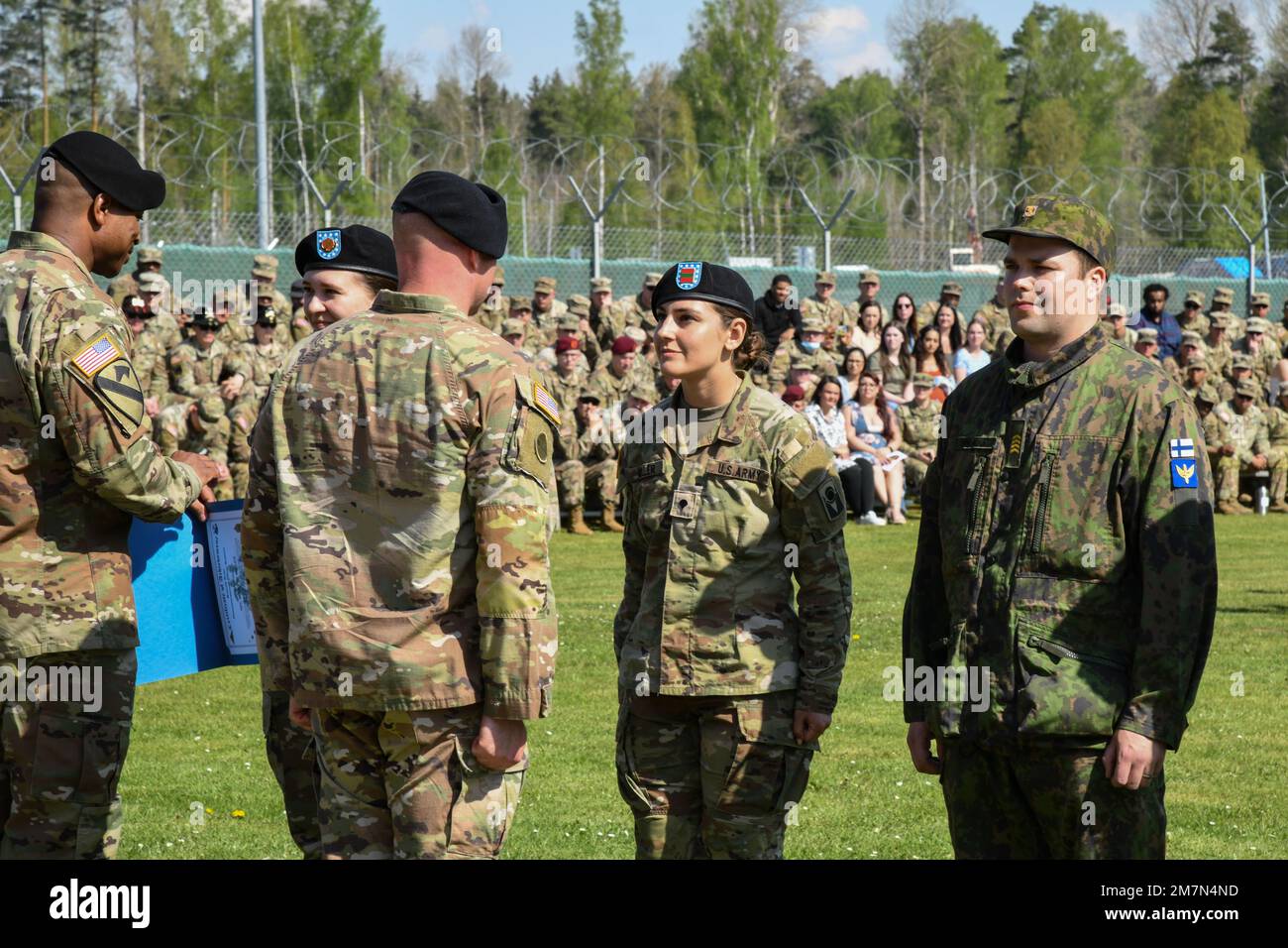 ÉTATS-UNIS Soldats affectés à diverses unités aux États-Unis L'empreinte de l'Armée de terre en Europe et en Afrique est reconnue pour ses réalisations au cours du cours de base du leader (BLC) à l'Académie des officiers non commissionnés de l'Armée de terre 7th à Grafenwoehr, en Allemagne, au 11 mai 2022. Le COA de l'Armée de terre de 7th forme les soldats américains et multinationaux à l'aide du programme de la CLB du NCO leadership Center of Excellence. Banque D'Images