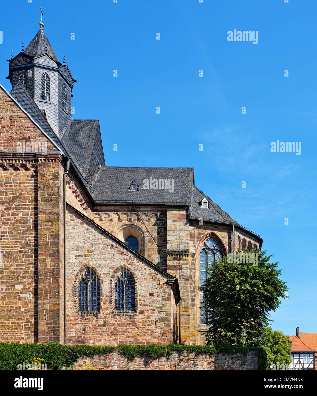 Europe, Allemagne, Hesse, Comté de Schwalm-Eder, ville Fritzlar, Route des maisons à colombages allemandes, cathédrale de Fritzlar, église de l'abbaye bénédictine de Saint-Jean Pierre, vue du sud avec bâtiment abbatiale Banque D'Images