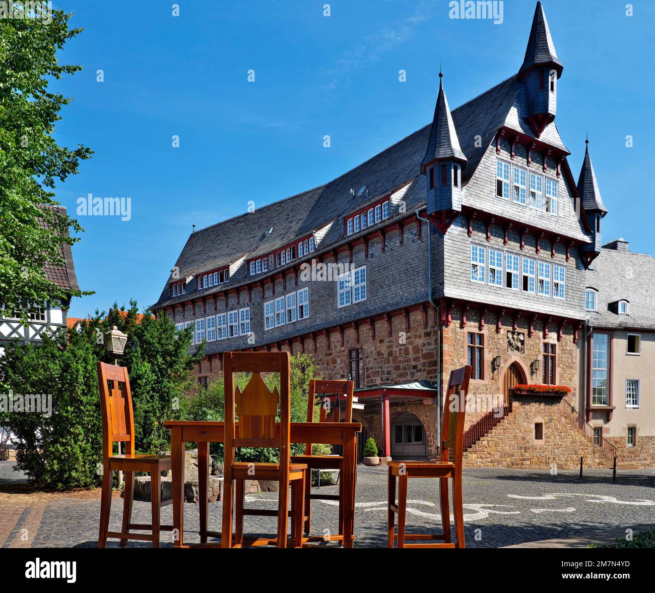 Europe, Allemagne, Hesse, Comté de Schwalm-Eder, ville Fritzlar, Rue allemande à colombages, hôtel de ville historique de 1441 à Dr.-Jestädt-Platz, table avec groupe de chaises Banque D'Images