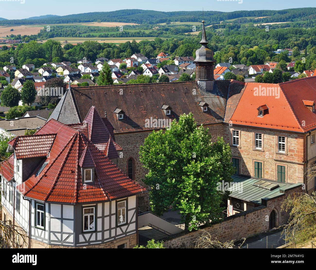 Europe, Allemagne, Hesse, Comté de Schwalm-Eder, ville Fritzlar, Route allemande des maisons à colombages, vue sur la ville basse avec St. Église de Catherine Banque D'Images