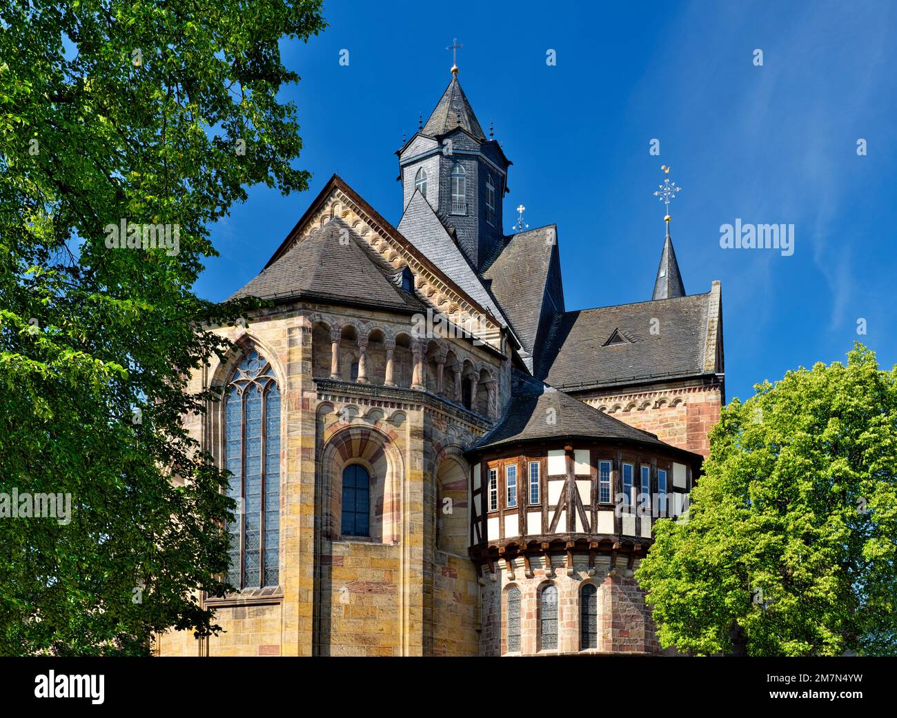 Europe, Allemagne, Hesse, Comté de Schwalm-Eder, ville Fritzlar, Route des maisons à colombages allemandes, cathédrale de Fritzlar, église de l'abbaye bénédictine St. Peter, vue de l'est Banque D'Images