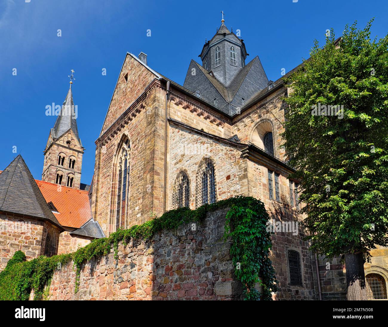 Europe, Allemagne, Hesse, Comté de Schwalm-Eder, ville Fritzlar, Route des maisons à colombages allemandes, cathédrale de Fritzlar, église de l'abbaye bénédictine St. Peter, vue du sud Banque D'Images