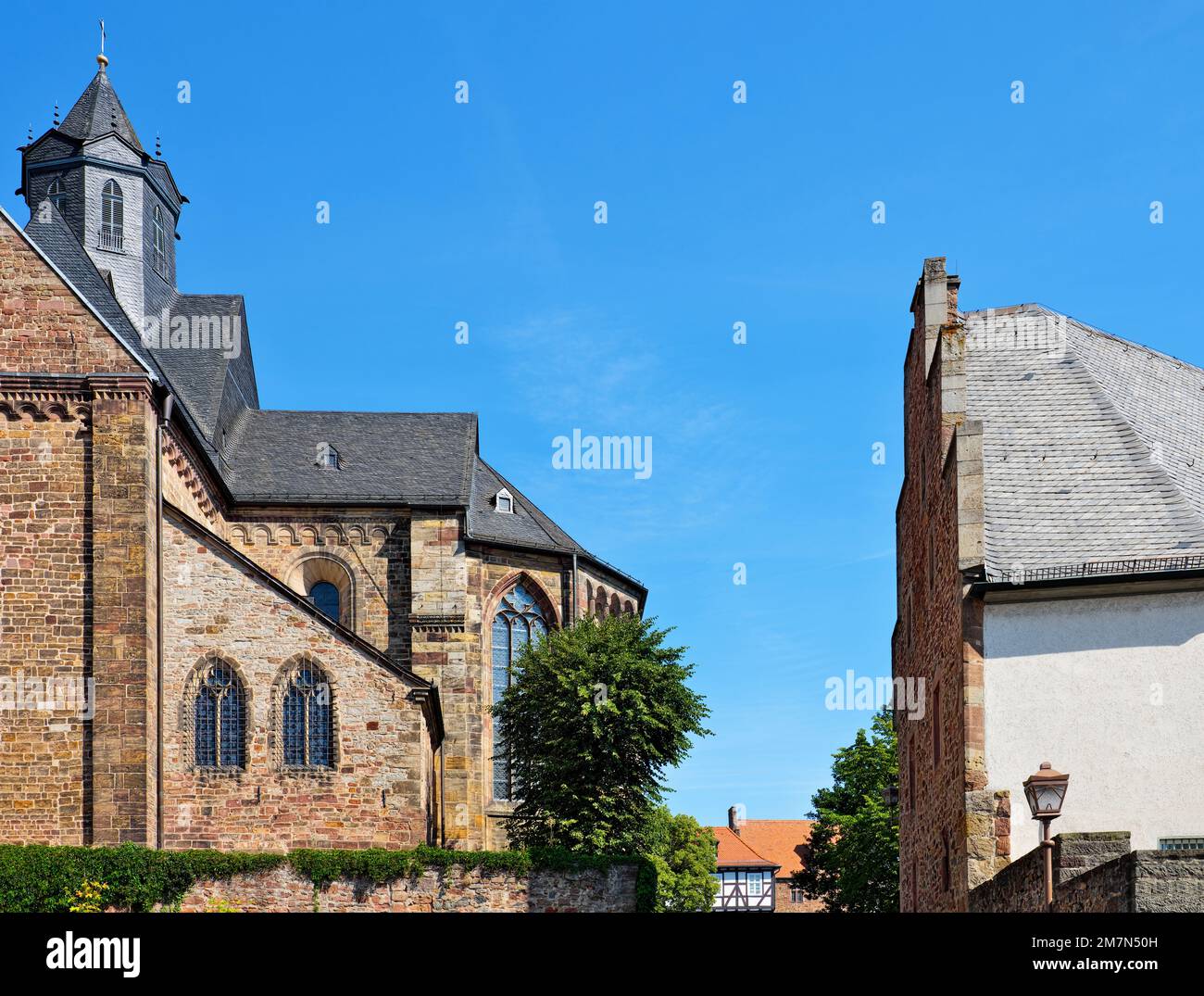 Europe, Allemagne, Hesse, Comté de Schwalm-Eder, ville Fritzlar, Route des maisons à colombages allemandes, cathédrale de Fritzlar, église de l'abbaye bénédictine St. Peter, vue du sud Banque D'Images