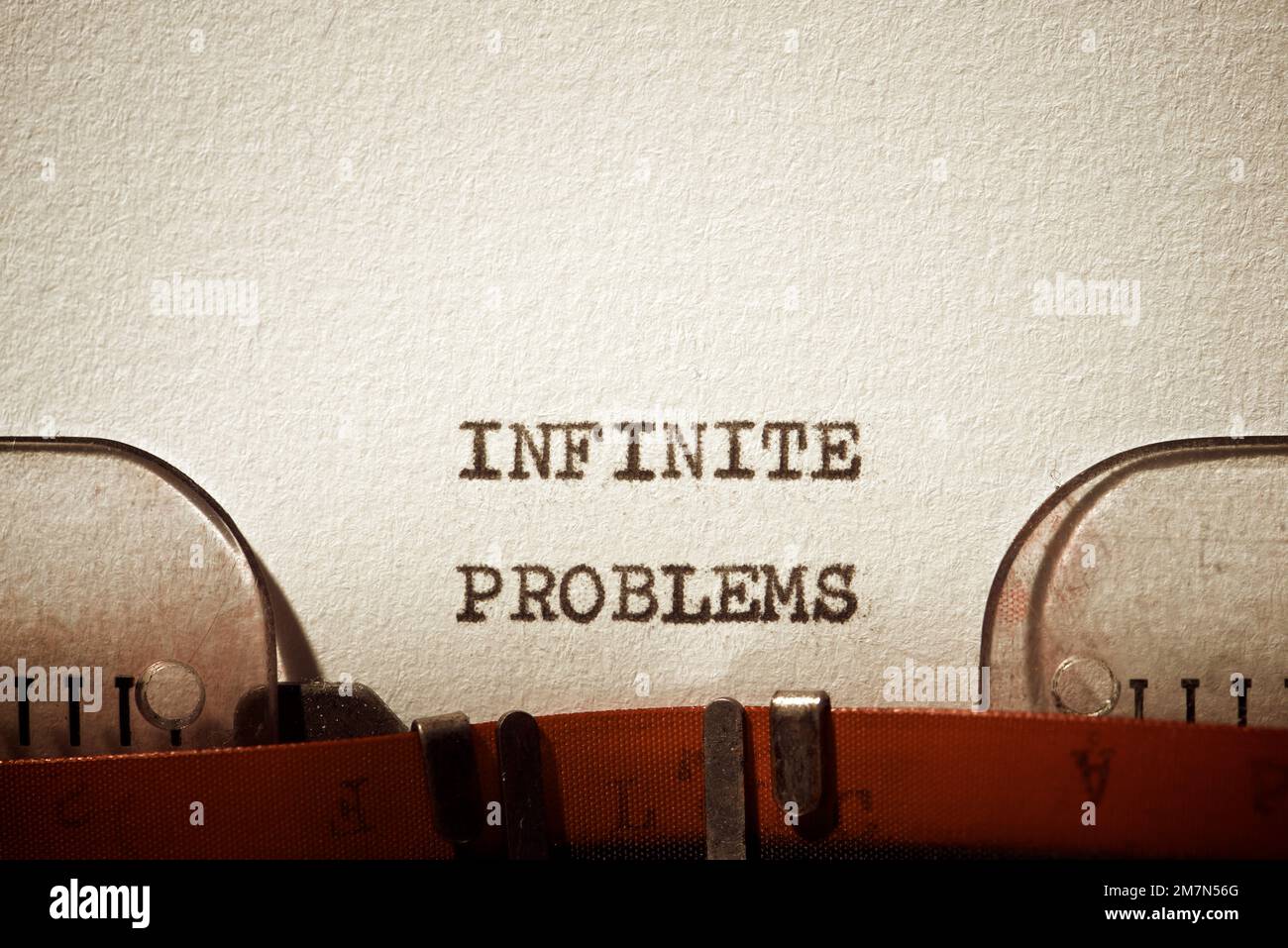 Expression de problèmes infinis écrite avec une machine à écrire. Banque D'Images