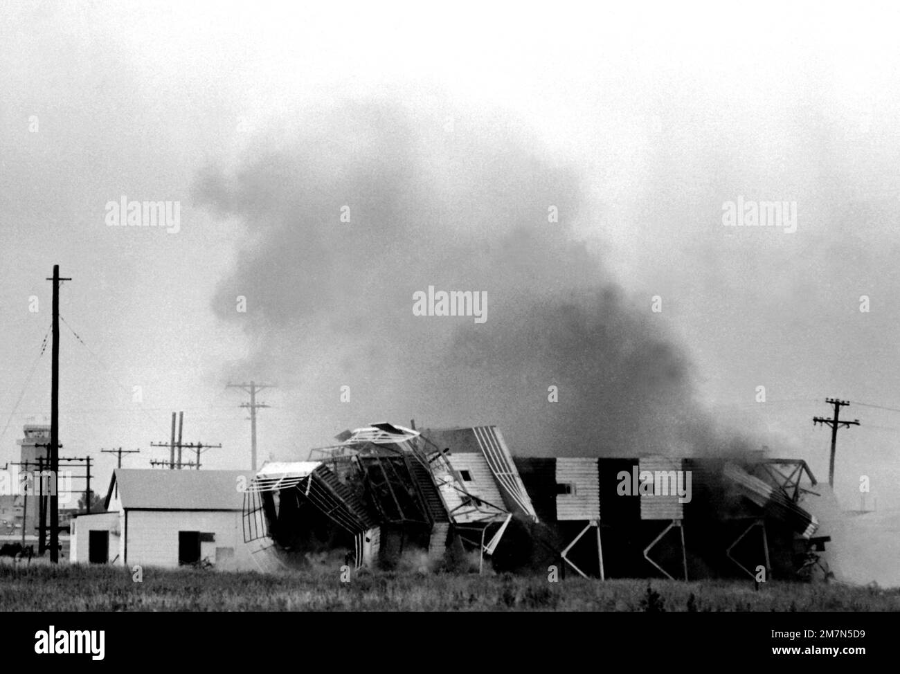 L'ancienne tour de contrôle de l'air, remplacée en 1978 par une nouvelle tour, touche le sol après l'explosion d'une charge par l'équipe d'engins explosifs. Base : McGuire Air Force base État : New Jersey (NJ) pays : États-Unis d'Amérique (USA) Banque D'Images