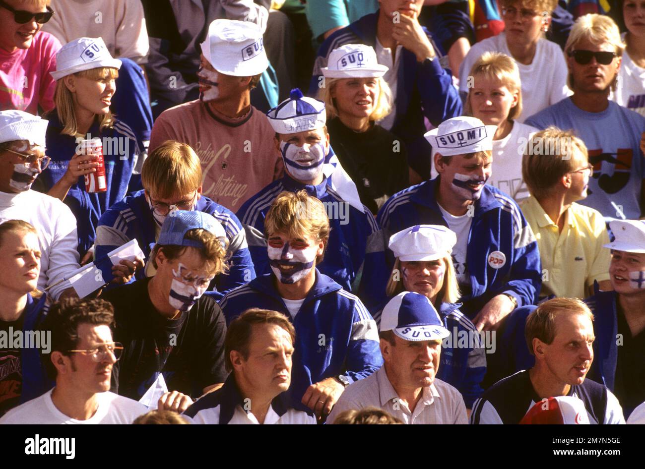 PUBLIC FINLANDAIS avec des chapeaux de fanny au championnat national d'athlétisme contre la Suède à Stockholm Banque D'Images