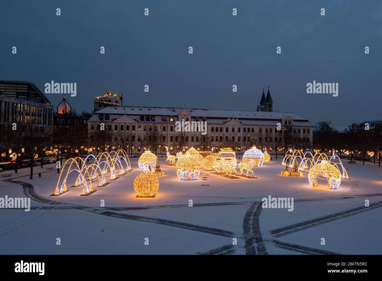 Place de la cathédrale enneigée avec Parlement de l'État de Saxe-Anhalt, arbres de Noël lumineux, boules de Noël lumineuses, monde de Noël des lumières, Magdebourg, Saxe-Anhalt, Allemagne Banque D'Images