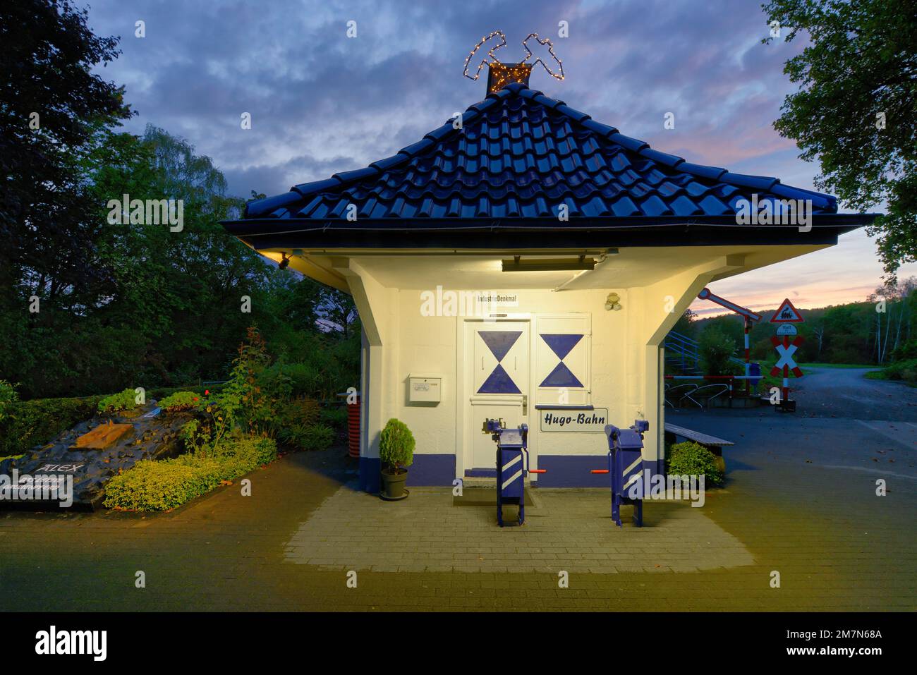 Ancienne maison de gardien de chemin de fer, monument industriel Hugobahn, dans la lumière du soir, Gelsenkirchen, quartier Beckhausen, région de la Ruhr, Rhénanie-du-Nord-Westphalie, Allemagne Banque D'Images
