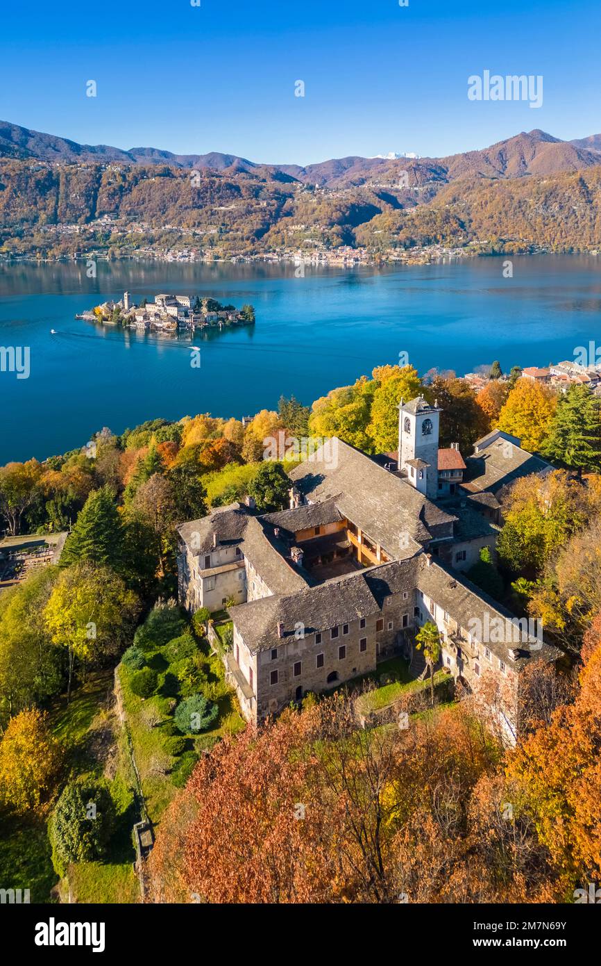 Vue aérienne du mont Sacro d'Orta et de l'île de San Giulio sur le lac d'Orta en automne. Lac Orta, province de Novara, Piémont, Italie. Banque D'Images