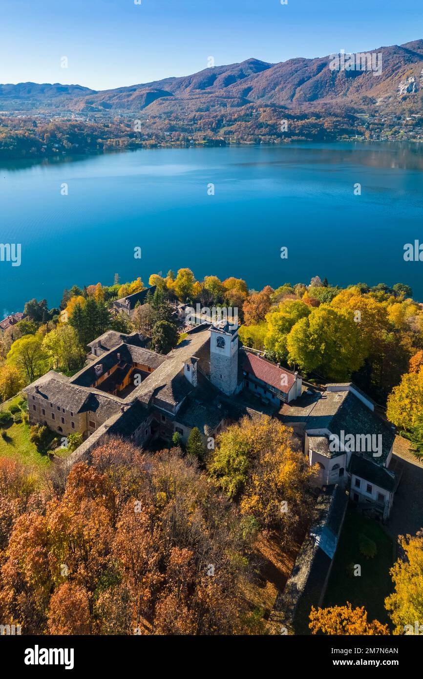 Vue aérienne du mont Sacro d'Orta sur le lac d'Orta en automne. Lac Orta, province de Novara, Piémont, Italie. Banque D'Images