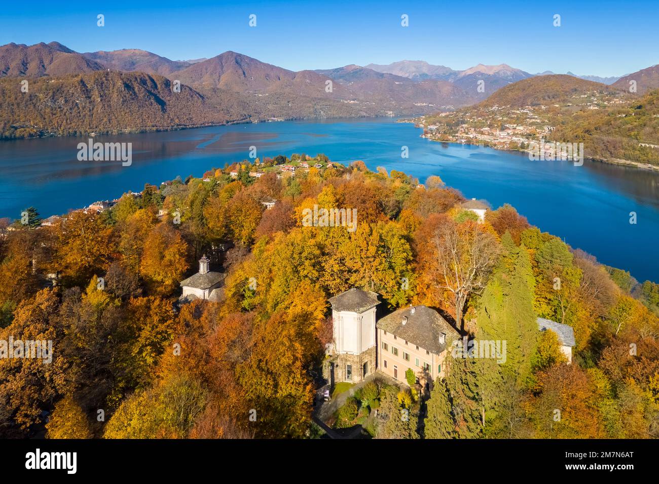 Vue aérienne des chapelles du mont Sacro d'Orta sur le lac d'Orta en automne. Lac Orta, province de Novara, Piémont, Italie. Banque D'Images