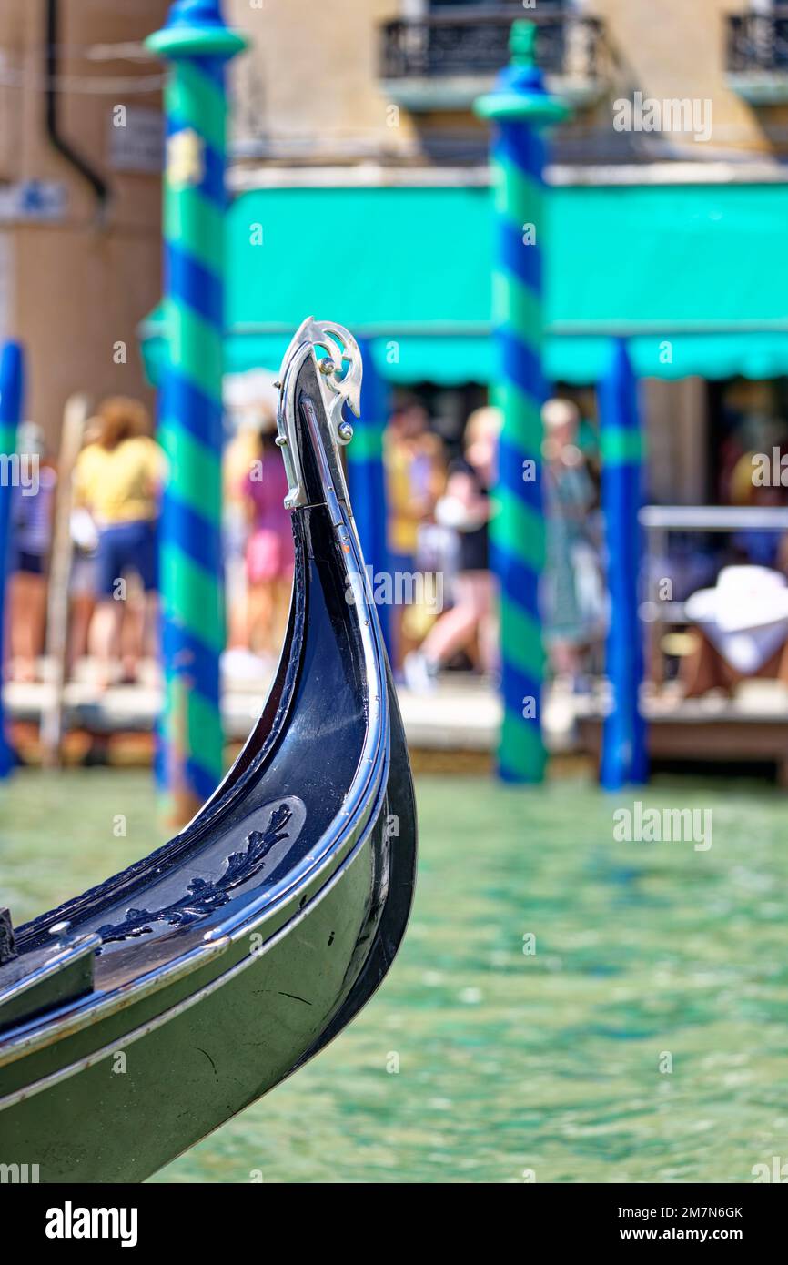 Les sièges d'arc d'une gondole sur le Grand Canal à Venise, fero da plora, tôle Banque D'Images