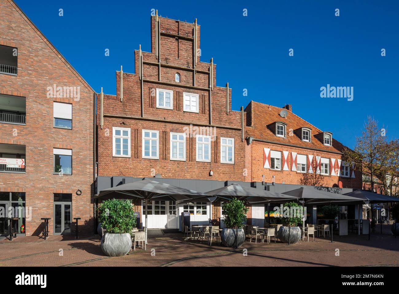 Allemagne, Vreden, Berkel, Westmünsterland, Münsterland, Westphalie, Rhénanie-du-Nord-Westphalie, ancienne cour de district au marché, maison officielle, bâtiment en brique, pignon à gradins, expressionnisme, aujourd'hui immeuble résidentiel et commercial Banque D'Images