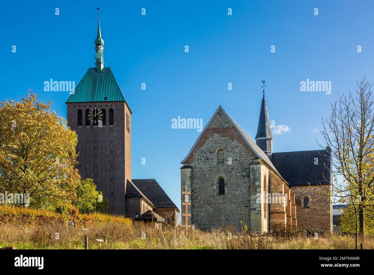 Allemagne, Vreden, Berkel, Westmünsterland, Münsterland, Westphalie, Rhénanie-du-Nord-Westphalie, église paroissiale catholique St. George à gauche et la collégiale St. Felicitas, anciennement Damenstift Vreden Banque D'Images