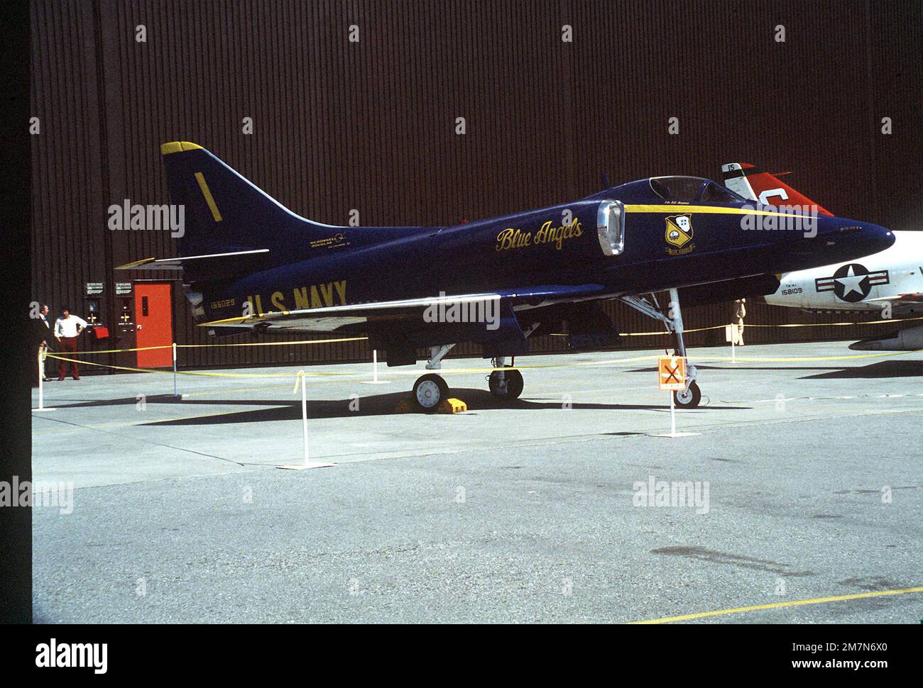 Un avion Skyhawk A-4E Blue Angels est exposé avec l'exposition et la cérémonie du dernier Skyhawk construit par McDonnell Douglas Corporation. Base: Long Beach État: Californie (CA) pays: Etats-Unis d'Amérique (USA) Banque D'Images