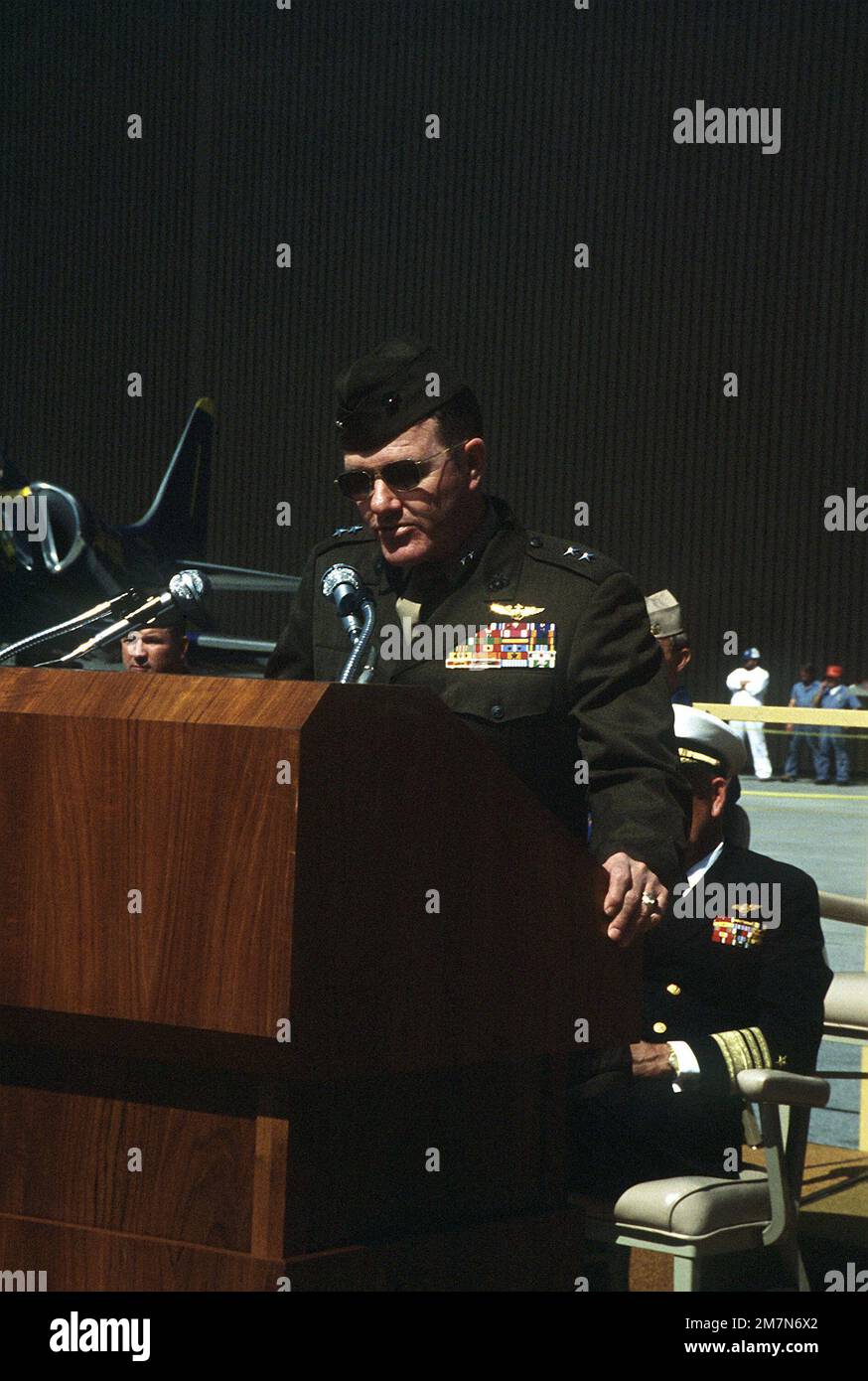 LE MGÉN Leo J. LeBlanc Jr., commandant général, 33rd Marine Air Wing, s'adresse aux invités et aux spectateurs lors de la cérémonie du dernier Avion Skyhawk A-4 construit par McDonnell Douglas Corporation. Base: Long Beach État: Californie (CA) pays: Etats-Unis d'Amérique (USA) Banque D'Images