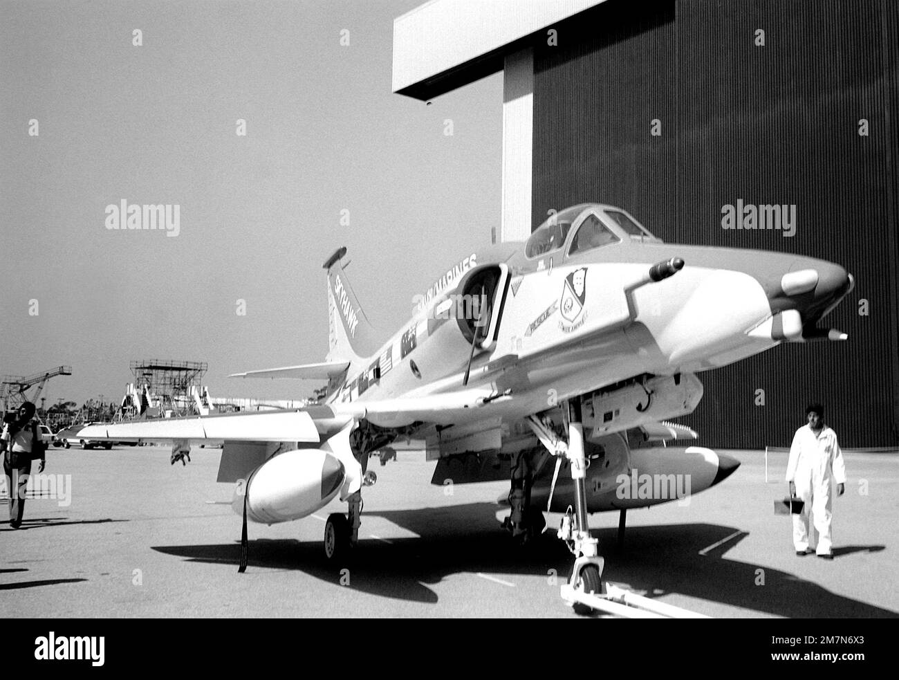 Angle bas, à gauche de la vue du dernier Avion A-4 Skyhawk construit par la McDonald Douglas Corp L'avion est remorqué jusqu'à la ligne de vol pour être affiché. Base: Long Beach État: Californie (CA) pays: Etats-Unis d'Amérique (USA) Banque D'Images