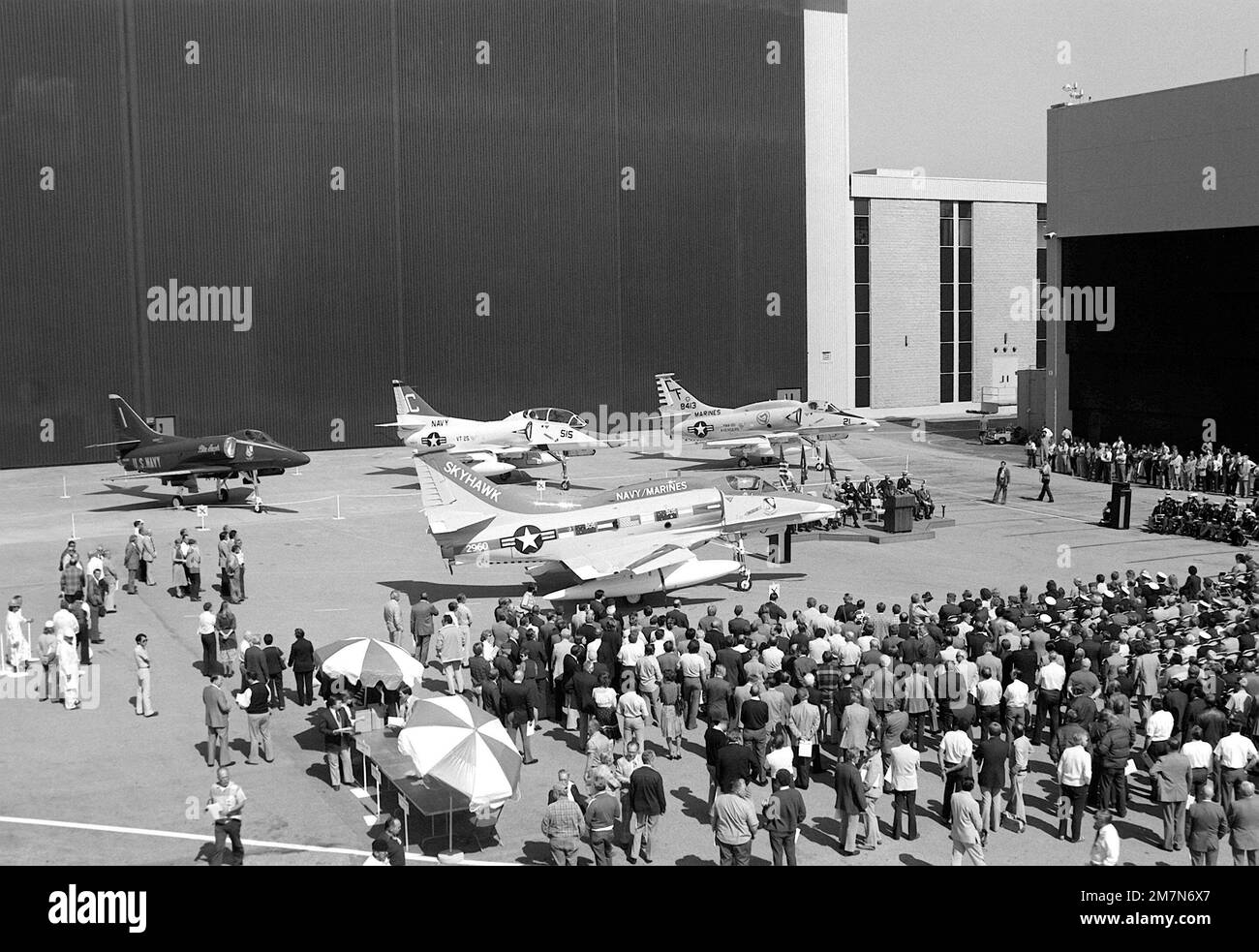 Vue de droite à angle élevé des quatre types d'avions Skyhawk (A-4E, A-4M, EA-4, TA-4) présentés lors de l'exposition du dernier Skyhawk A-4 construit par la McDonald Douglas Corp Base: Long Beach État: Californie (CA) pays: Etats-Unis d'Amérique (USA) Banque D'Images