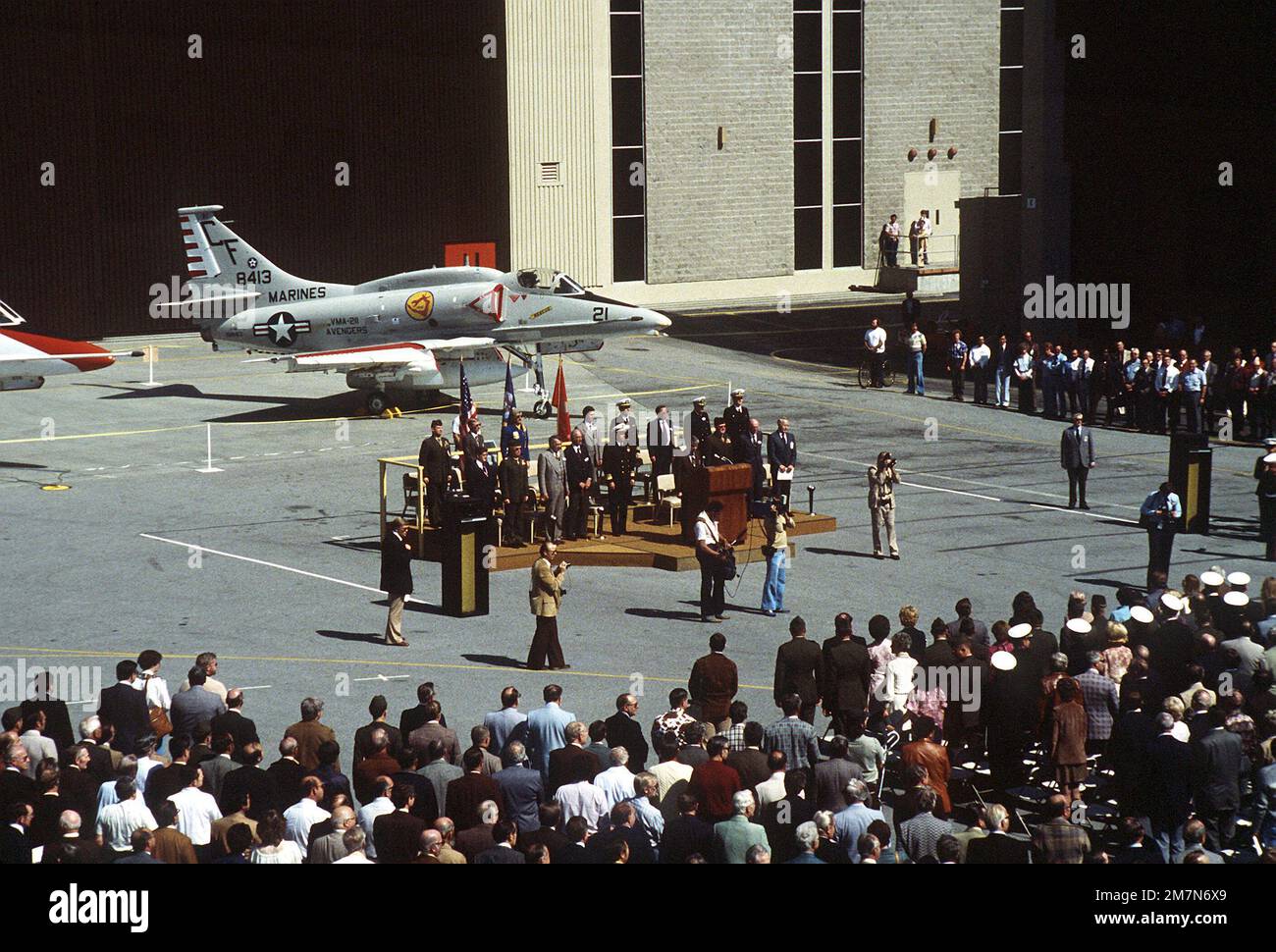 Vue de l'exposition et de la cérémonie du dernier Skyhawk A-4 construit par McDonnell Douglas Corporation. Les invités et les spectateurs se tiennent à l'attention pendant que le groupe Marine corps joue. Base: Long Beach État: Californie (CA) pays: Etats-Unis d'Amérique (USA) Banque D'Images