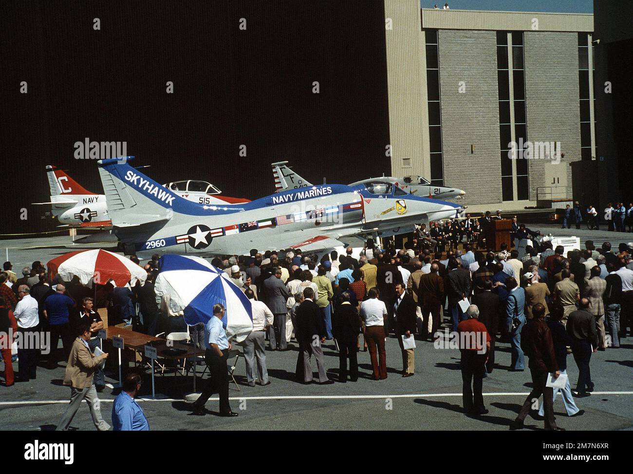 Au cours de l'exposition et de la cérémonie du dernier Avion Skyhawk A-4 construit par McDonnell Douglas Corporation, de nombreux spectateurs se rassemblent autour d'un Skyhawk A-4M magnifiquement peint. Deux autres avions A-4 sont en arrière-plan. Base: Long Beach État: Californie (CA) pays: Etats-Unis d'Amérique (USA) Banque D'Images