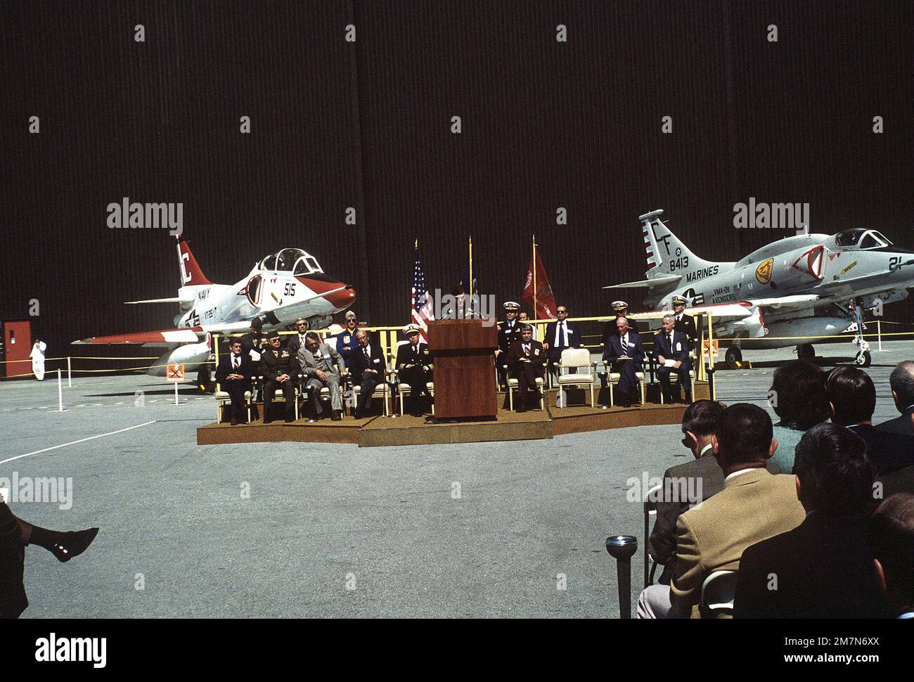 Vue panoramique de l'exposition et de la cérémonie du dernier Avion Skyhawk A-4 construit par McDonnell Douglas Corporation. Un grand général de la Marine sur le podium parle aux invités et aux spectateurs. Base: Long Beach État: Californie (CA) pays: Etats-Unis d'Amérique (USA) Banque D'Images