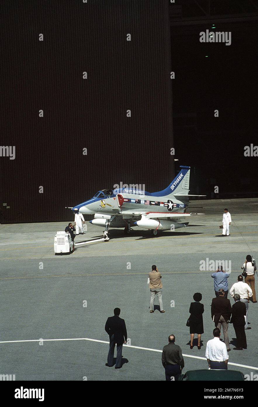 Un avion Skyhawk A-4M, l'un des derniers Skyhawks construits par McDonnell Douglas Corporation, est remorqué jusqu'à la zone d'exposition. L'avion est magnifiquement peint avec les drapeaux de nombreuses nations sur son fuselage. Base: Long Beach État: Californie (CA) pays: Etats-Unis d'Amérique (USA) Banque D'Images