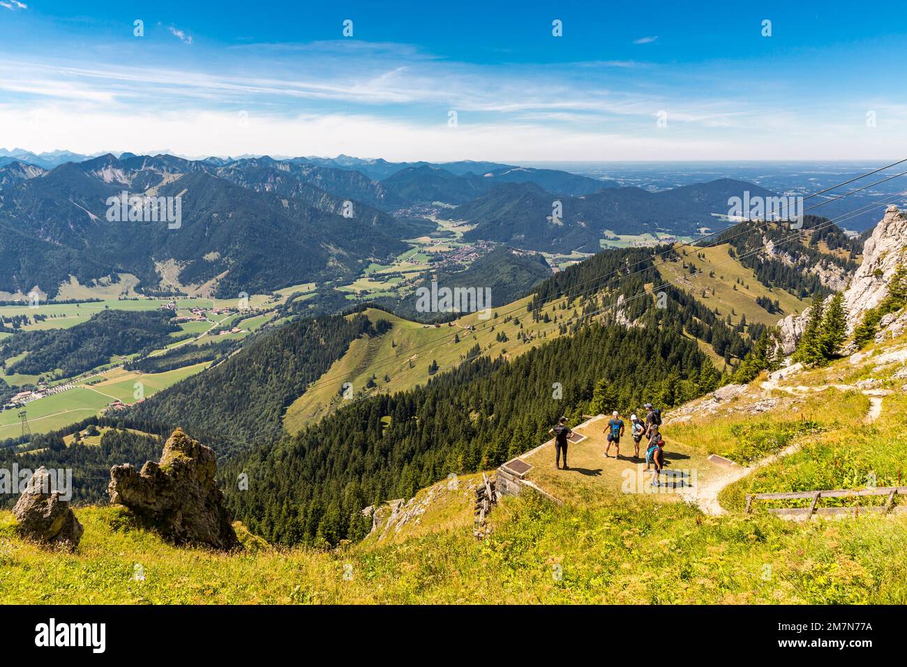 Touristes à la plate-forme d'observation, Bavarian Alpine Foothills, Fischbachau, Schliersee Neuhaus, Schliersee, Région de Wendelstein, Bayrischzell, haute-Bavière, Bavière, Allemagne, Europe Banque D'Images