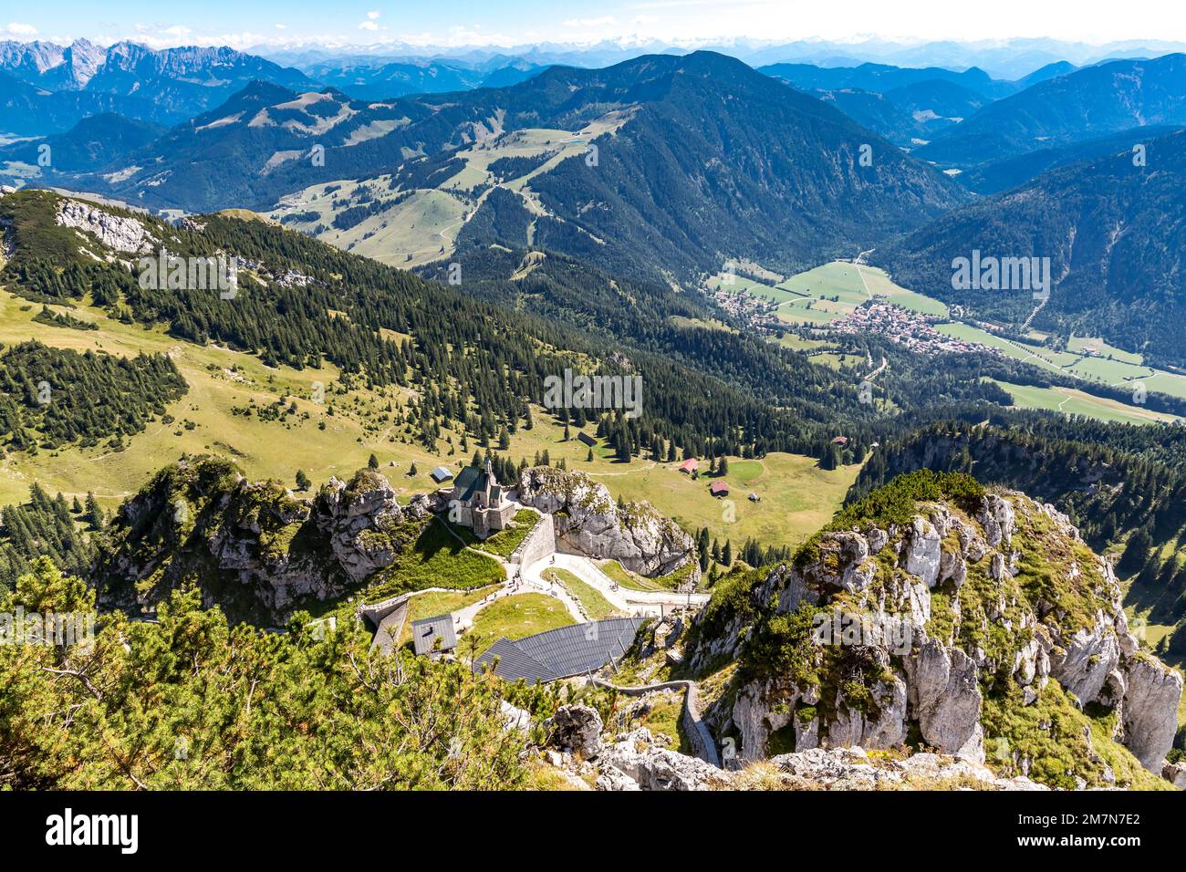 Vue depuis le sommet de Wendelstein sur le paysage de montagne, l'église de Wendelstein, Wendelstein, 1838 m, Bayrischzell, Sudelfeld, Wilder Kaiser, Glocknergruppe, Hohe Tauern, haute-Bavière, Bavière, Allemagne, Europe Banque D'Images