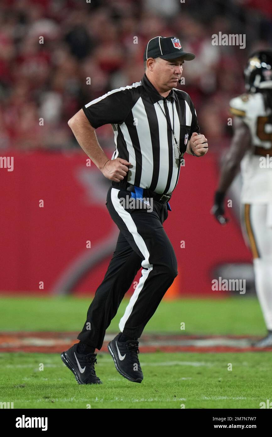 Field judge James Coleman (95) runs to his position on the field before a snap during an NFL football game between the New Orleans Saints and the Tampa Bay Buccaneers, Monday, Dec. 5, 2022, in Tampa, Fla. (AP Photo/Peter Joneleit) Banque D'Images