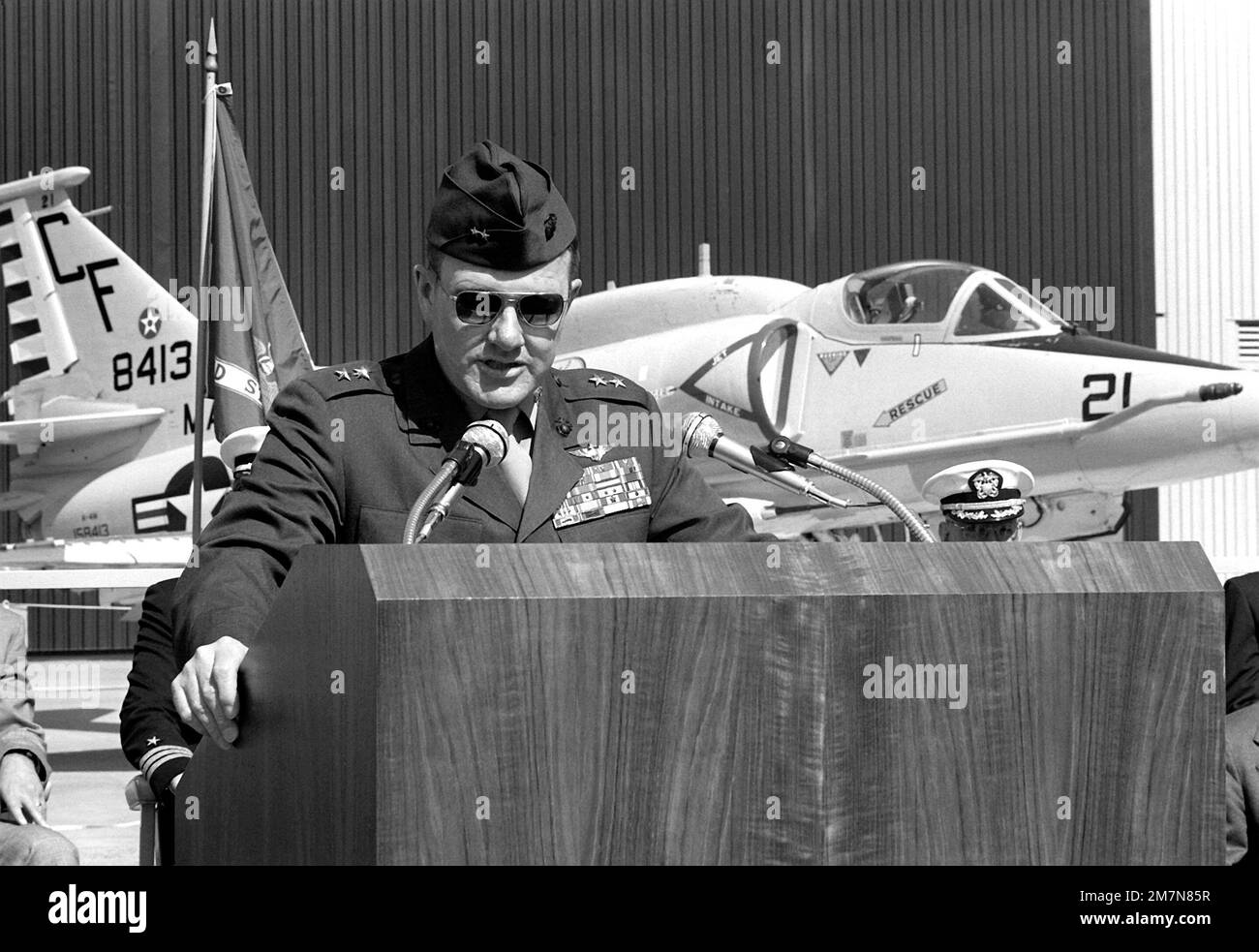 Le général de Marine LEO J. LeBlanc Jr., commandant général de la Marine Air Wing 3rd, s'adresse aux invités et aux spectateurs qui sont venus à l'exposition du dernier Avion Skyhawk A-4 construit par la McDonald Douglas Corp Base: Long Beach État: Californie (CA) pays: Etats-Unis d'Amérique (USA) Banque D'Images