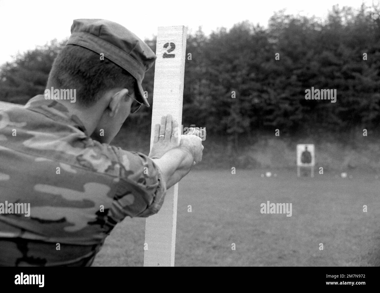 Un sergent de gunnery Marine utilise un poteau de bois pour le soutien comme il montre l'une des positions de combat proches proposées pour tirer un pistolet de calibre .45 sur la gamme de pistolets au Commandement du développement et de l'éducation du corps des Marines. Base : base du corps marin, Camp Lejeune État : Caroline du Nord (NC) pays : États-Unis d'Amérique (USA) Banque D'Images