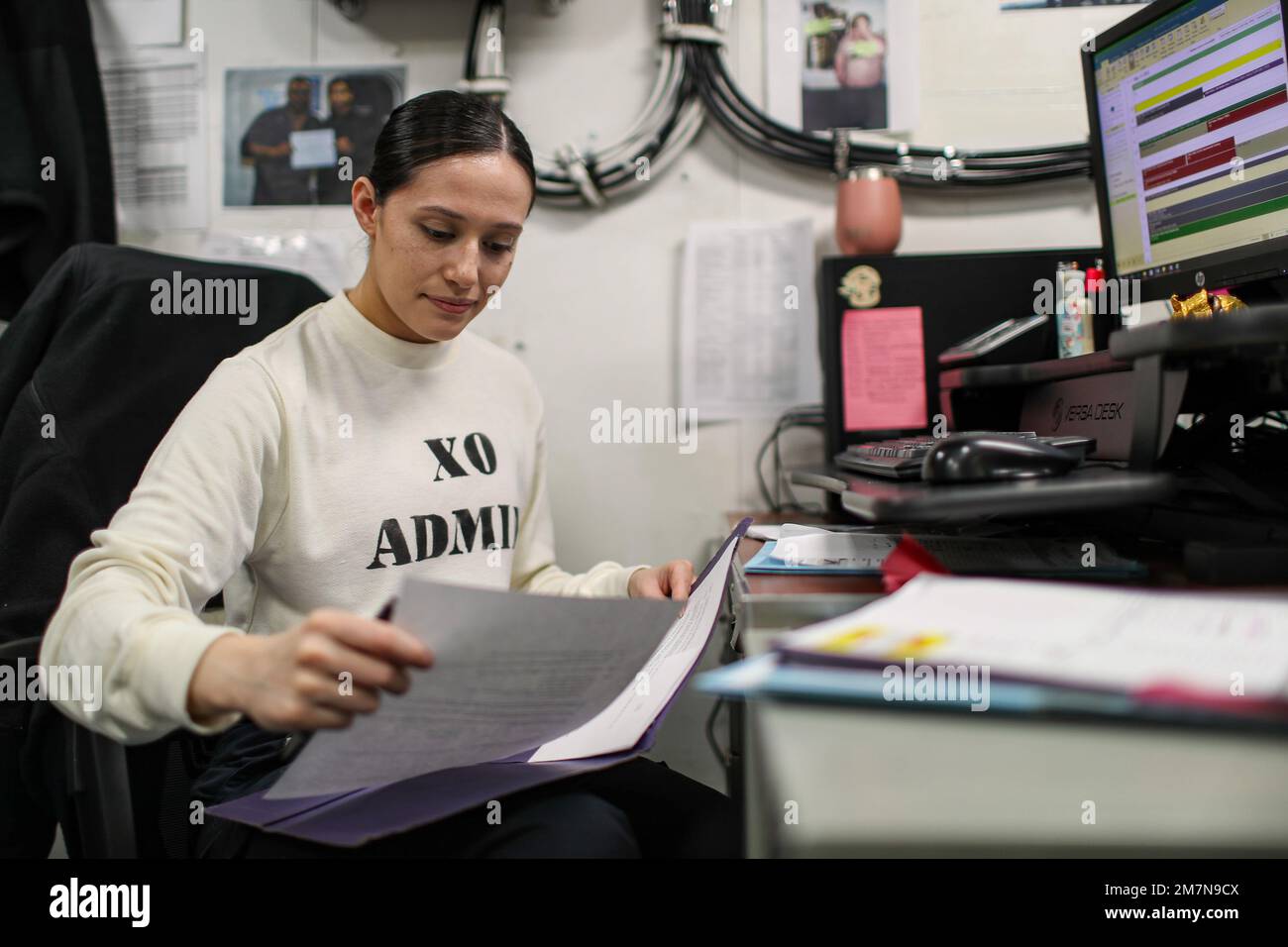 MER DES PHILIPPINES (11 mai 2022) classe Yeoman 3rd Kimberly Corona, d'El Paso, Texas, établit un calendrier à bord du porte-avions de la classe Nimitz USS Abraham Lincoln (CVN 72). Abraham Lincoln Strike Group est en cours de déploiement prévu dans la zone d'exploitation de la flotte américaine 7th afin d'améliorer l'interopérabilité par le biais d'alliances et de partenariats tout en servant de force de réaction prête à l'emploi pour soutenir une région libre et ouverte d'Indo-Pacifique. Banque D'Images