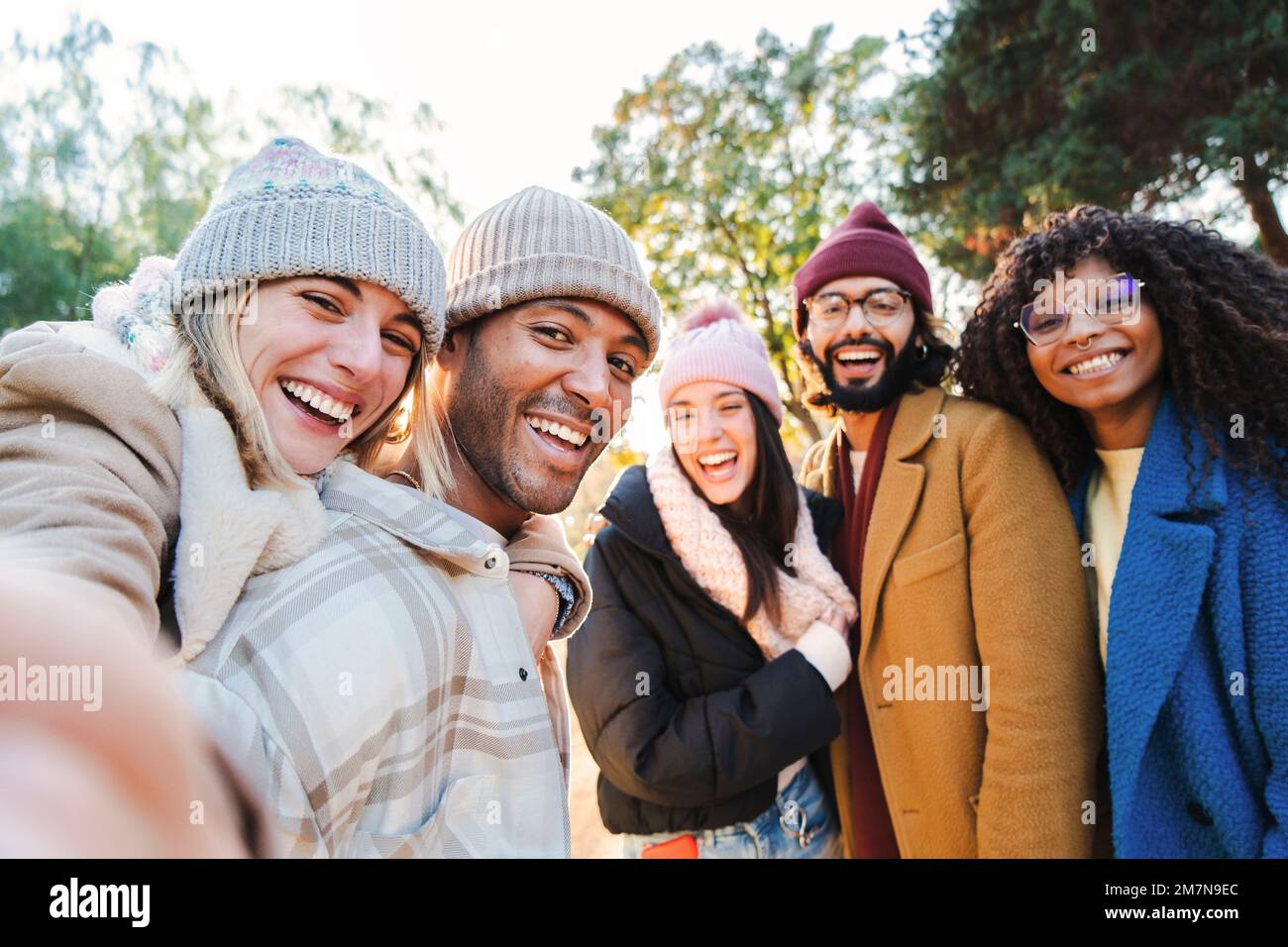 Groupe de jeunes souriant et amusant de prendre le portrait de selfie. Cinq amis heureux multiraciaux regardant l'appareil photo. Activités de plein air amusantes des étudiants gais loin de la maison. Concept Lifetyle. Photo de haute qualité Banque D'Images