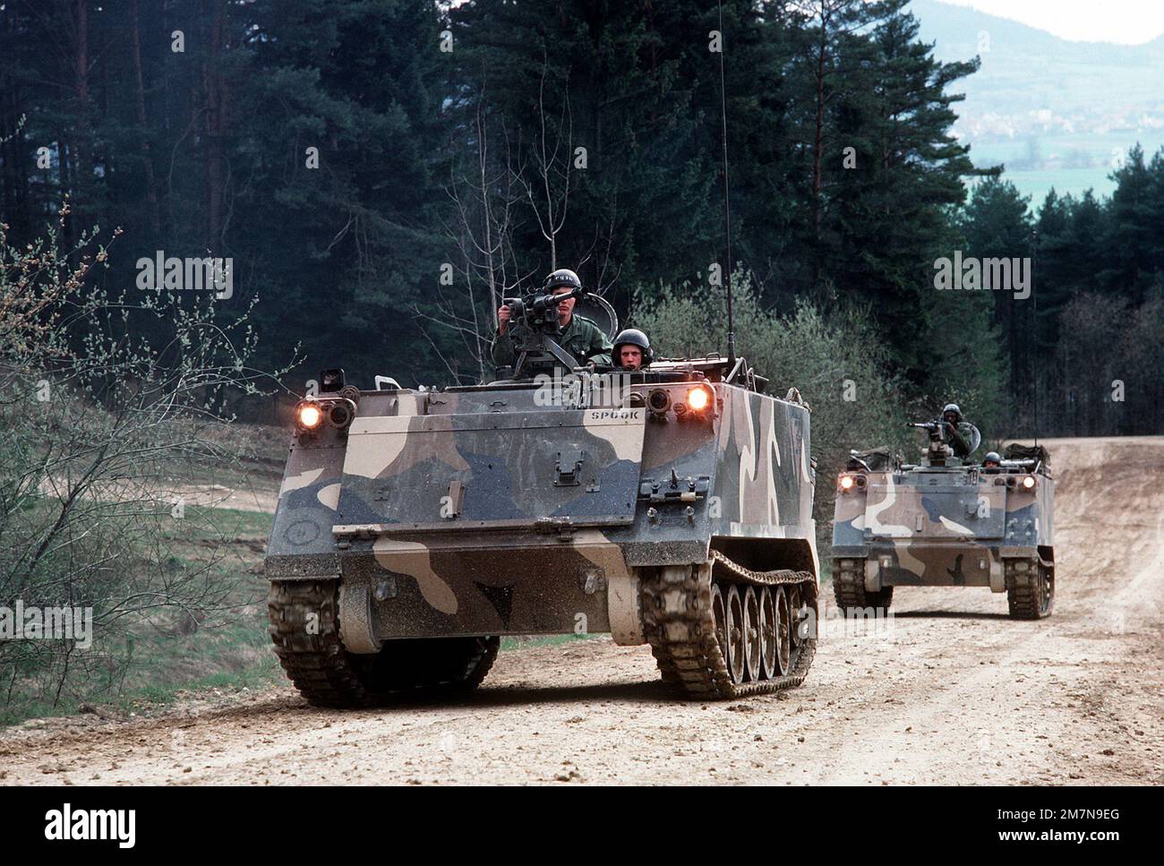 ÉTATS-UNIS Les soldats de l'armée exploitent deux porteurs de personnel blindé M-113A1 au cours d'un exercice d'entraînement sur le terrain. Pays : inconnu Banque D'Images