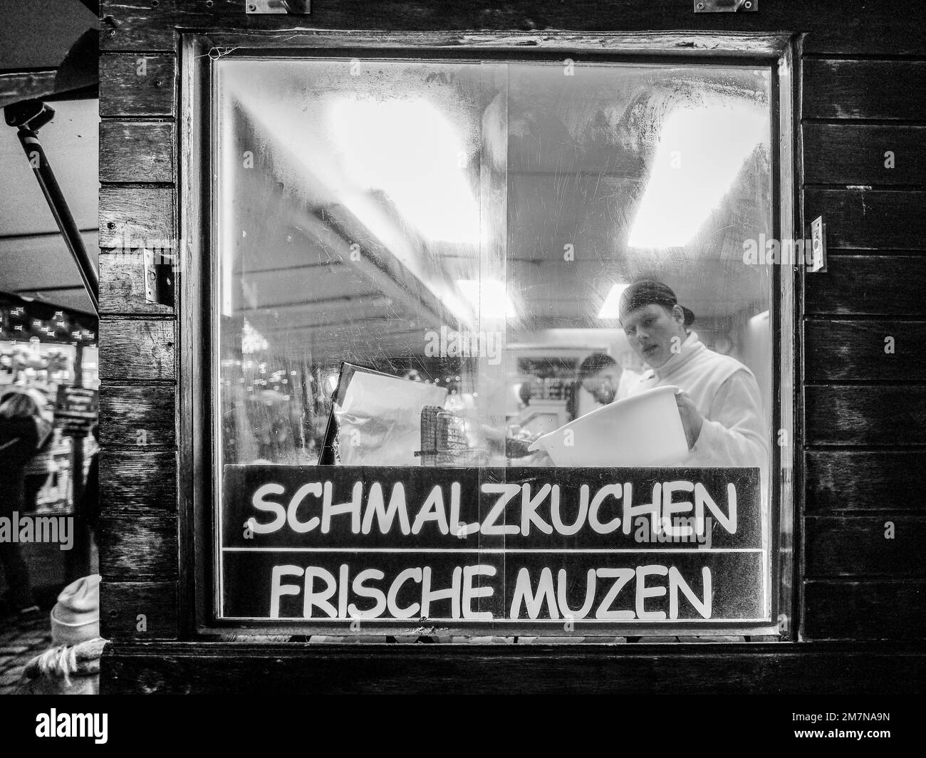 Stand Cruller au marché de Noël Banque D'Images
